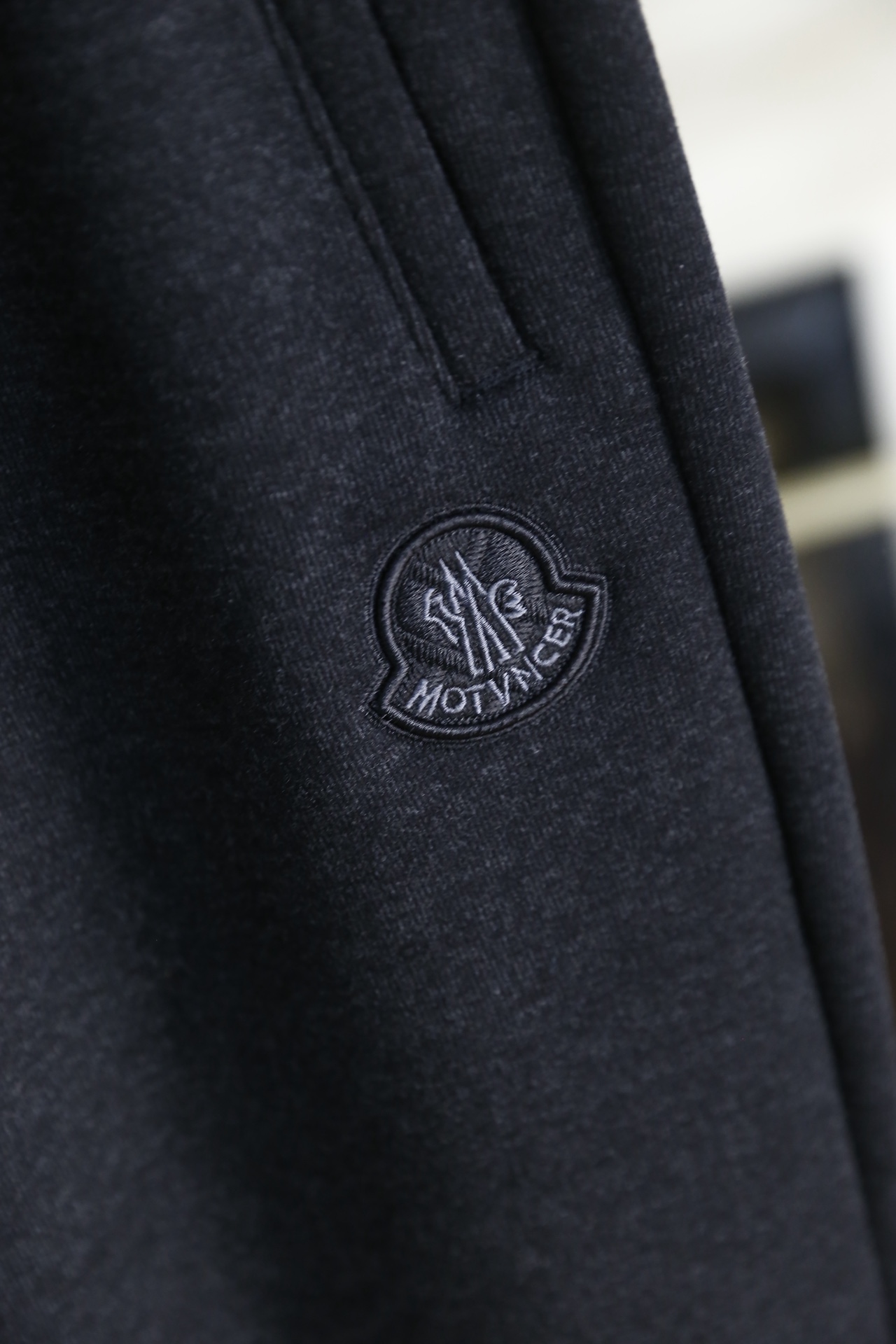 🔥蒙口/Monc*er.25秋冬新款！时尚男士束脚卫裤采用锦纶与氨纶混纺面料打造，面料兼具锦纶的耐磨抗皱