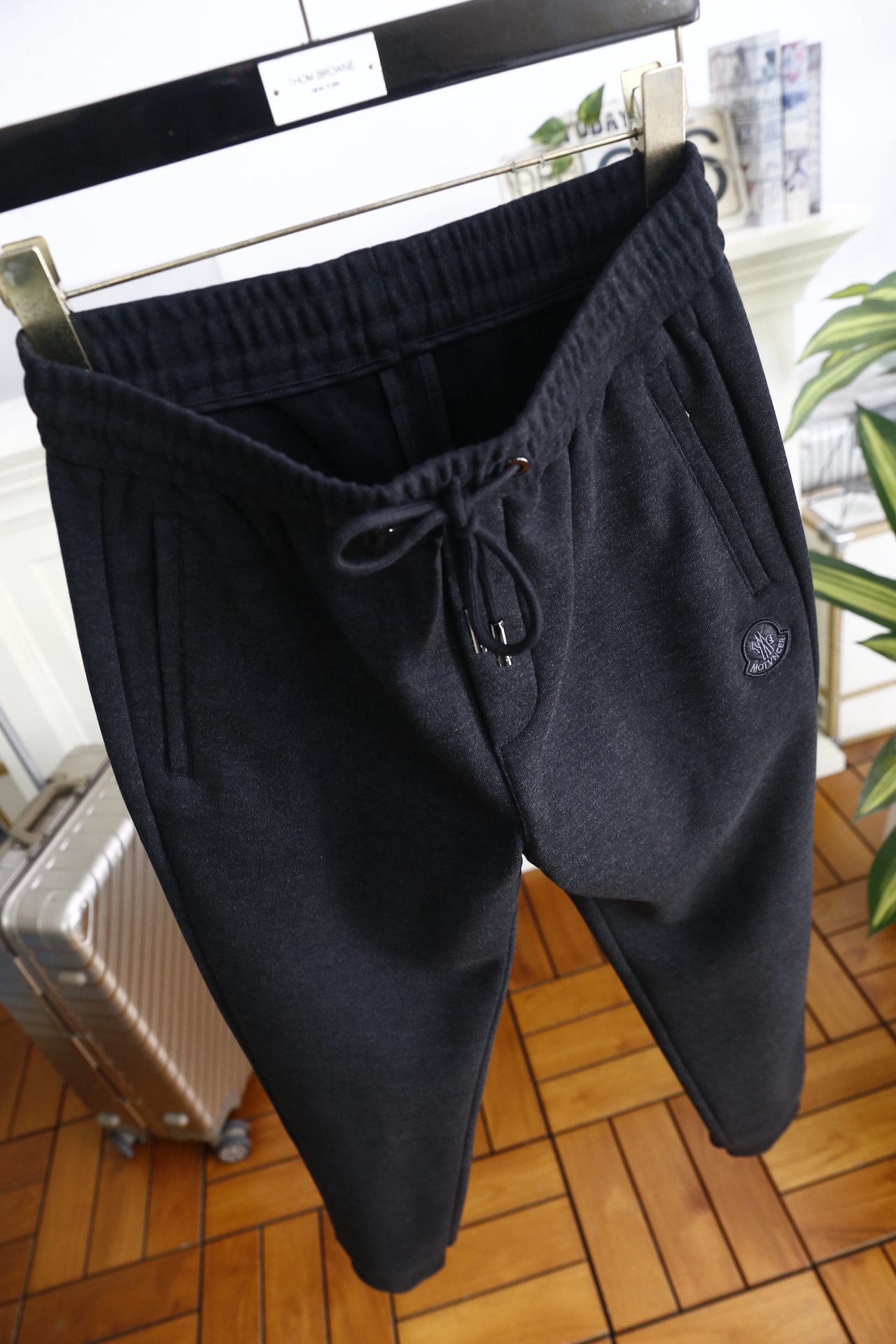 🔥蒙口/Monc*er.25秋冬新款！时尚男士束脚卫裤采用锦纶与氨纶混纺面料打造，面料兼具锦纶的耐磨抗皱