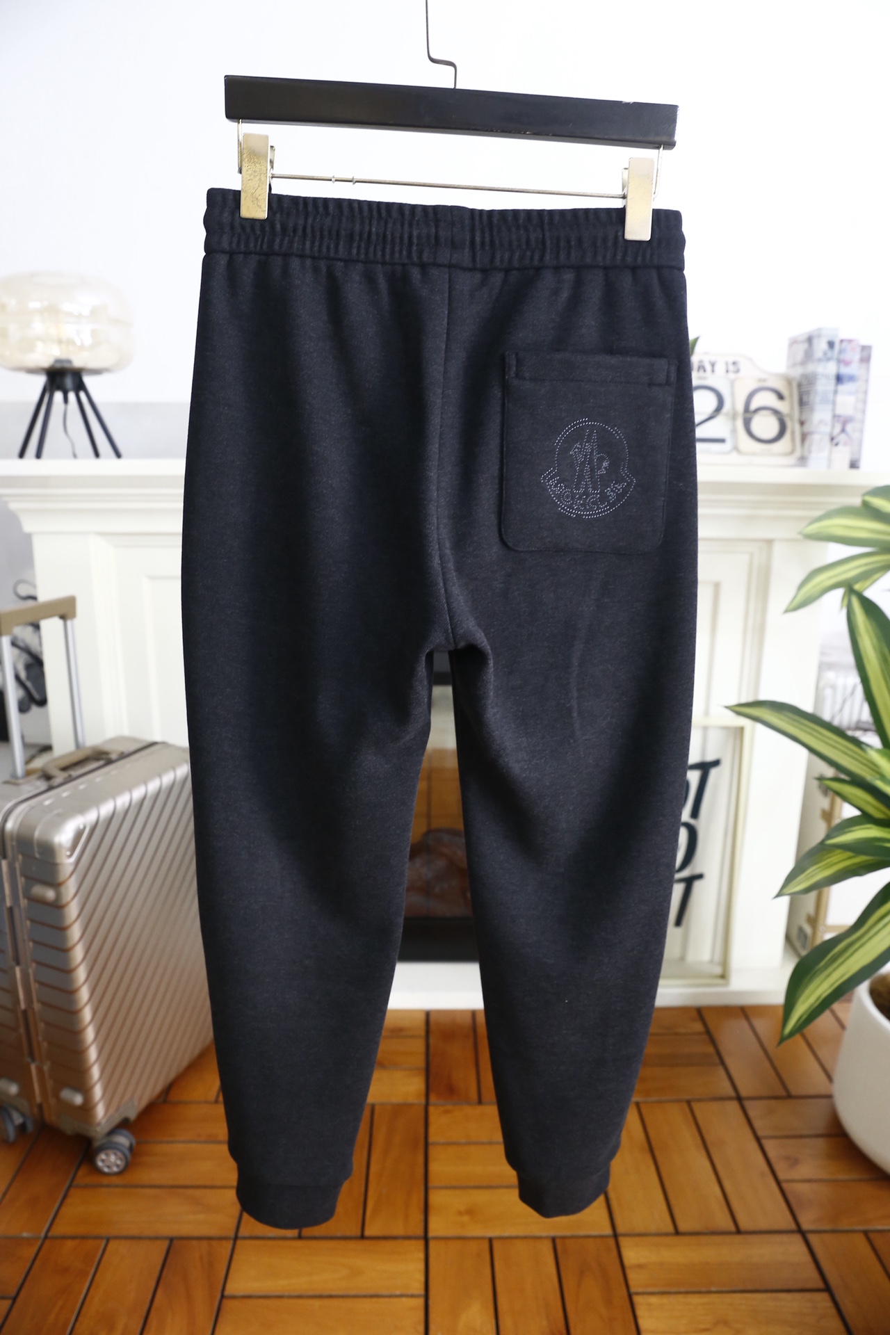 🔥蒙口/Monc*er.25秋冬新款！时尚男士束脚卫裤采用锦纶与氨纶混纺面料打造，面料兼具锦纶的耐磨抗皱