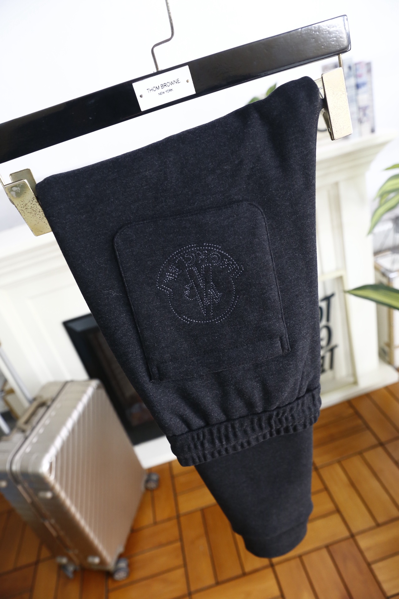 🔥蒙口/Monc*er.25秋冬新款！时尚男士束脚卫裤采用锦纶与氨纶混纺面料打造，面料兼具锦纶的耐磨抗皱