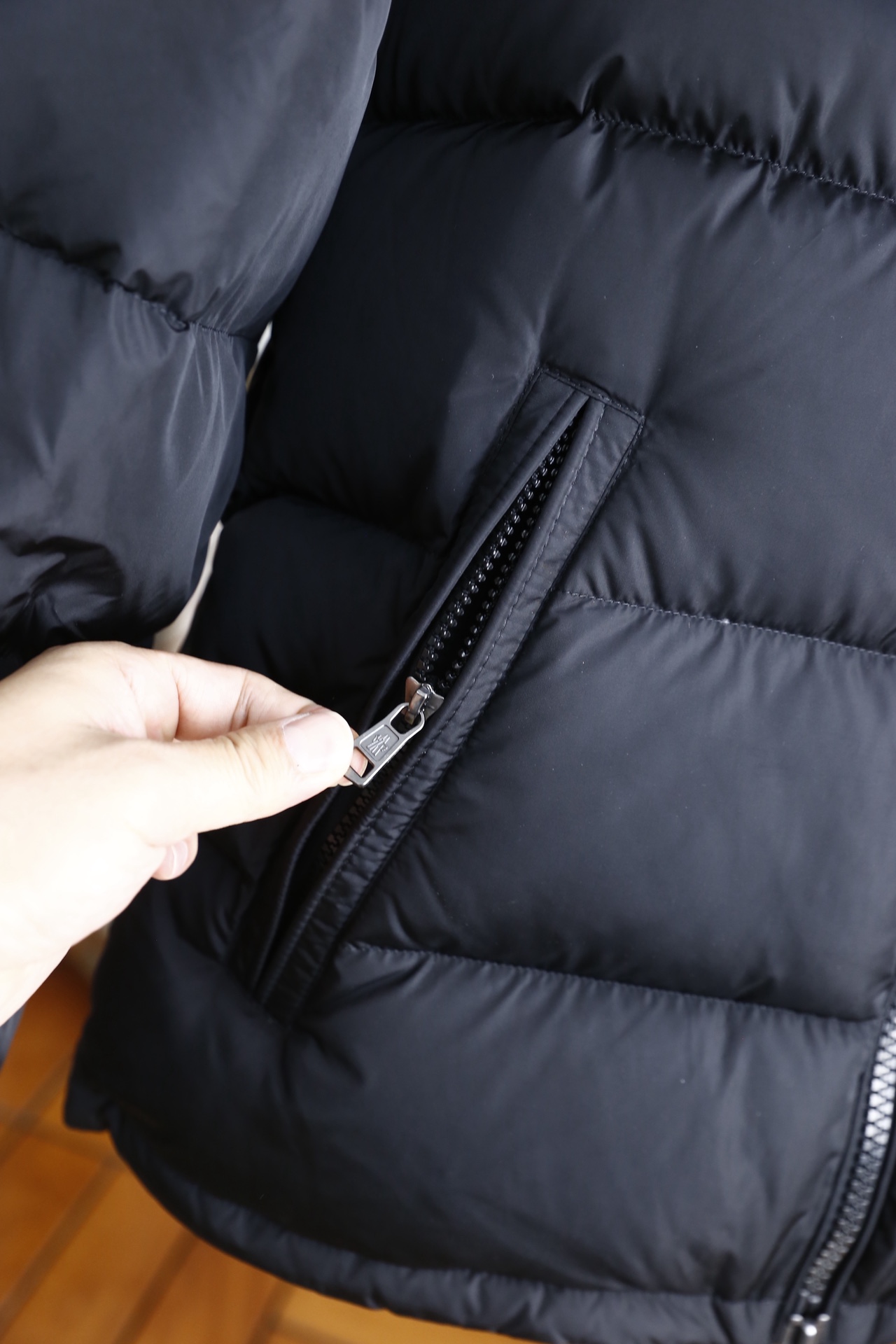 🔥蒙口/Mon*ler.25秋冬新款！男士百搭连帽羽绒服采用高密防风聚酯纤维面料，内里填充鹅绒，蓬松度高