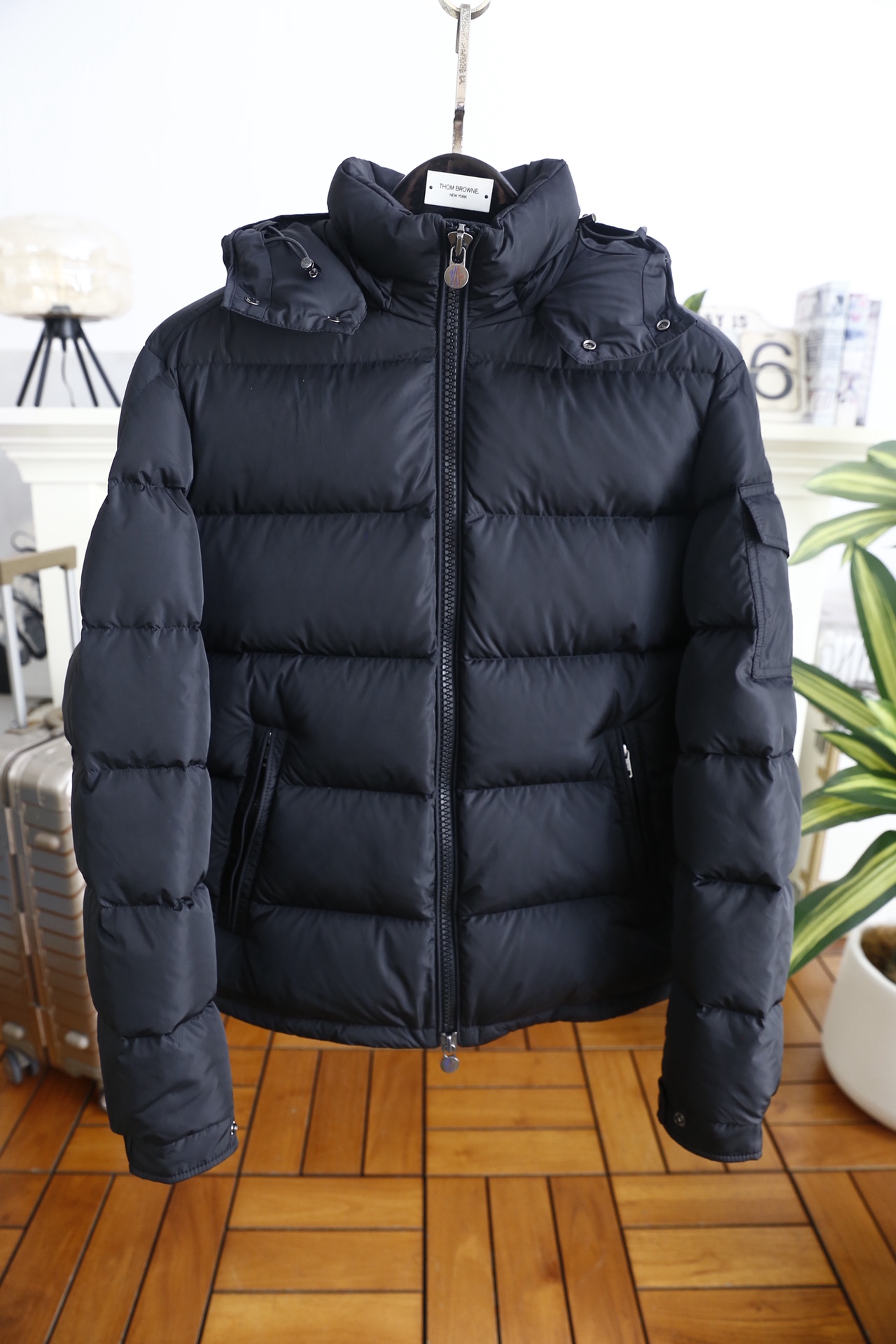 🔥蒙口/Mon*ler.25秋冬新款！男士百搭连帽羽绒服采用高密防风聚酯纤维面料，内里填充鹅绒，蓬松度高