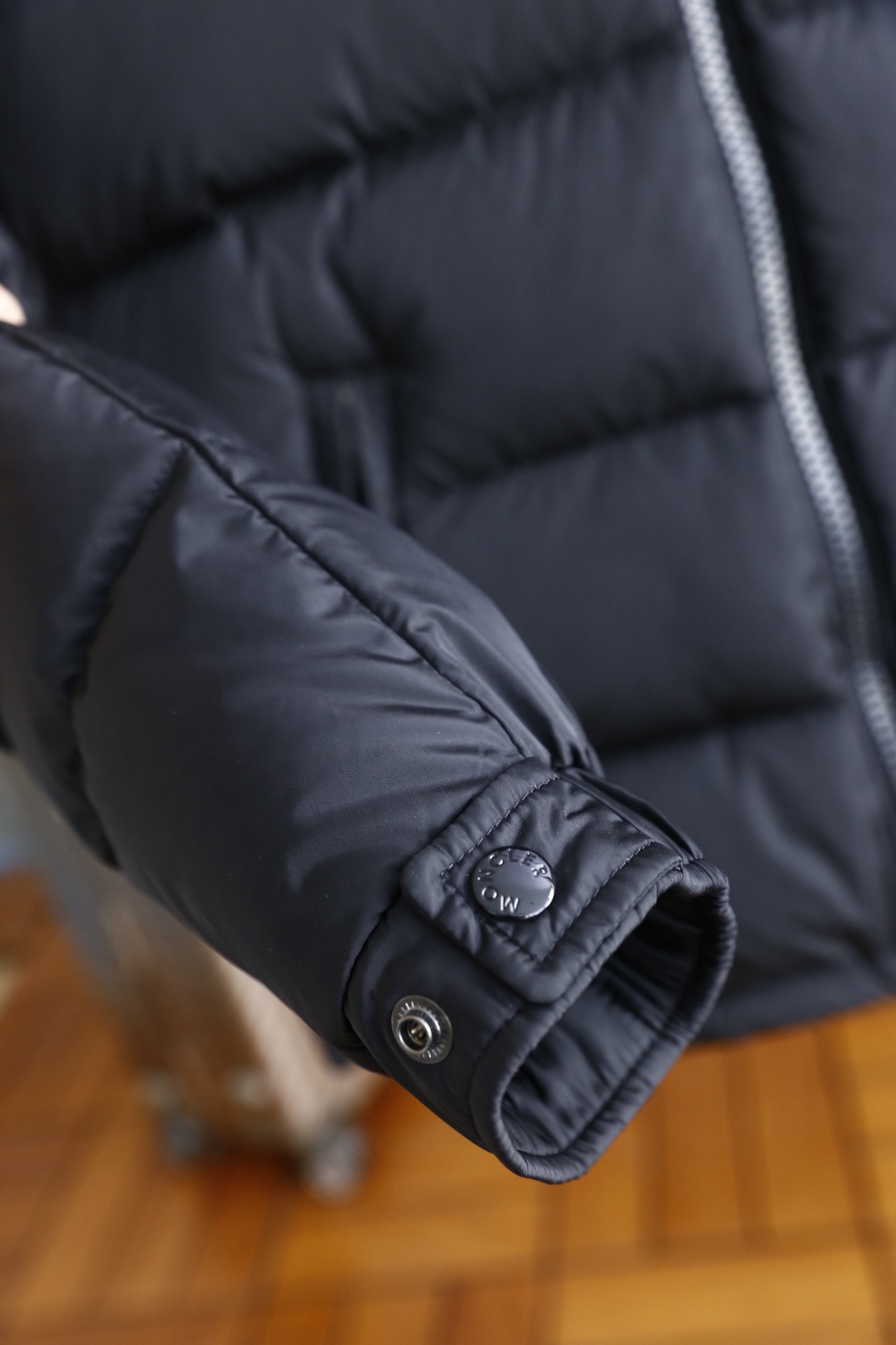 🔥蒙口/Mon*ler.25秋冬新款！男士百搭连帽羽绒服采用高密防风聚酯纤维面料，内里填充鹅绒，蓬松度高