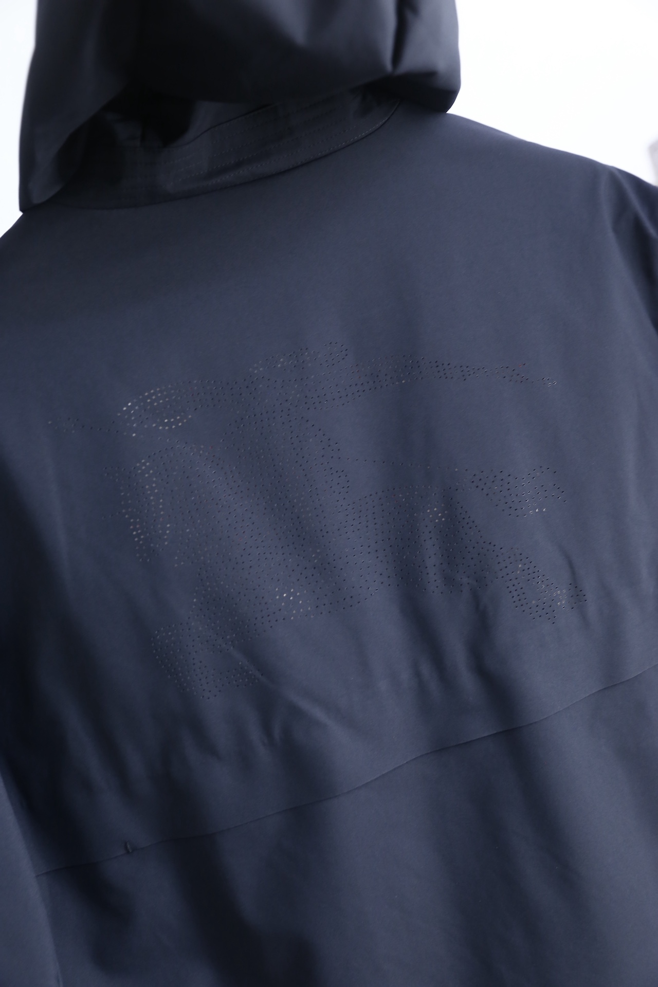 🔥巴宝丽/Burb*rry.25秋冬新品！时尚男士连帽薄棉外套选用高密聚酯纤维面料制成，内里填充薄棉层，