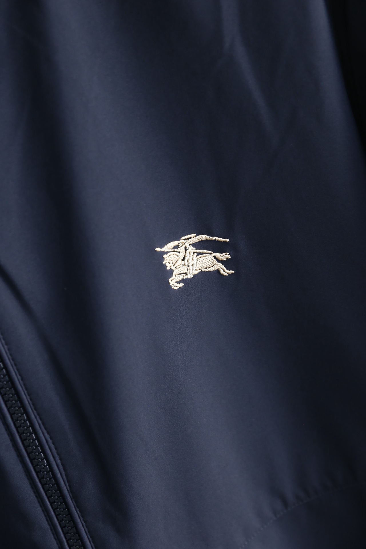 🔥巴宝丽/Burb*rry.25秋冬新品！时尚男士连帽薄棉外套选用高密聚酯纤维面料制成，内里填充薄棉层，