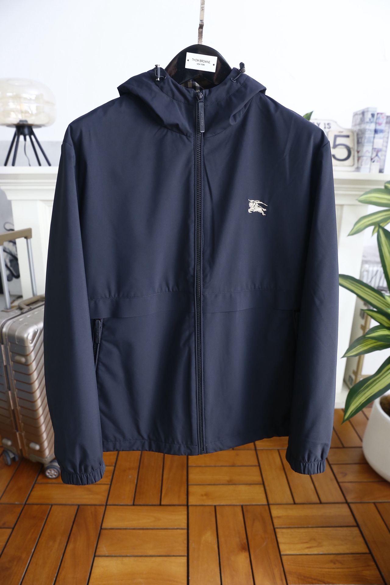 🔥巴宝丽/Burb*rry.25秋冬新品！时尚男士连帽薄棉外套选用高密聚酯纤维面料制成，内里填充薄棉层，