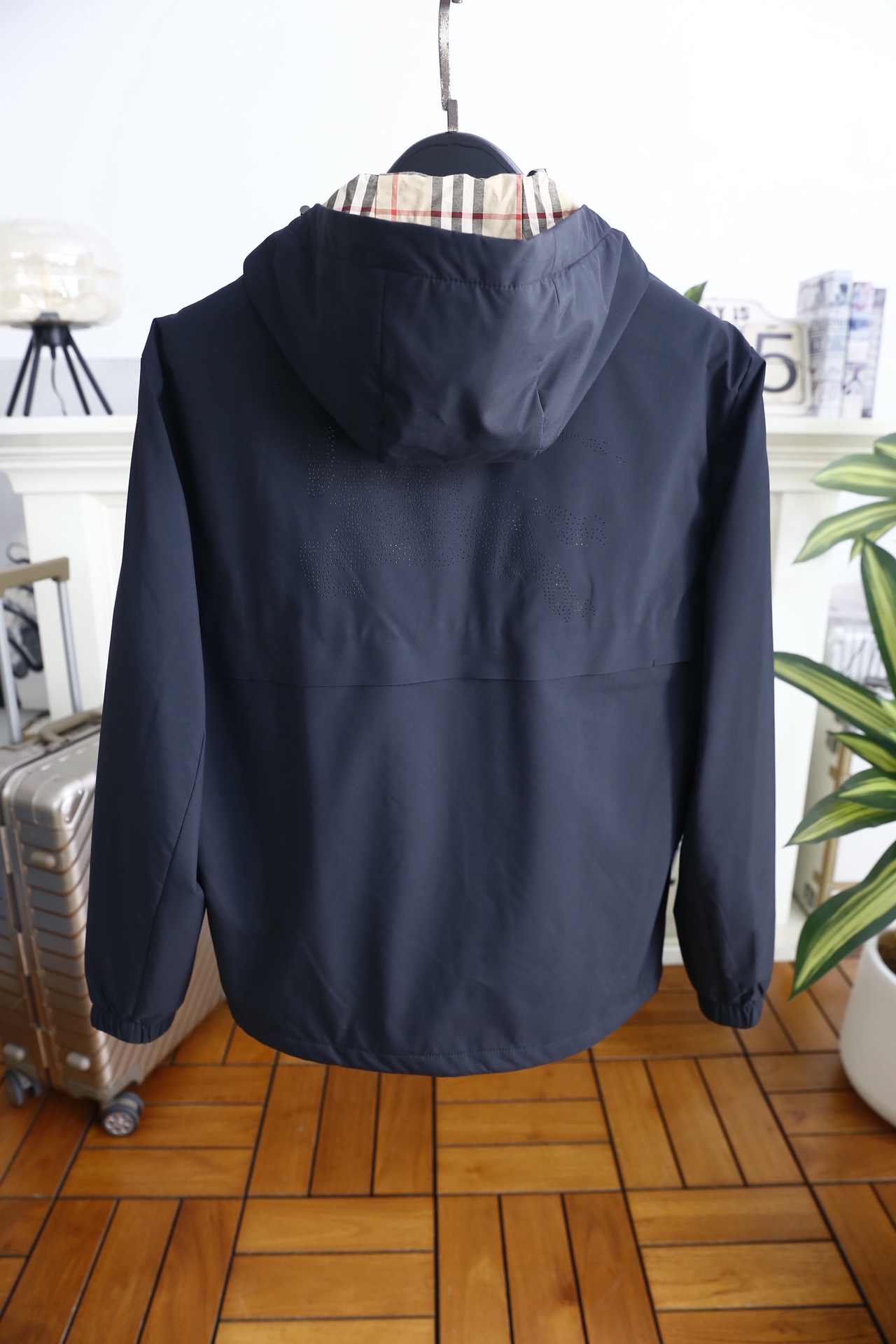 🔥巴宝丽/Burb*rry.25秋冬新品！时尚男士连帽薄棉外套选用高密聚酯纤维面料制成，内里填充薄棉层，