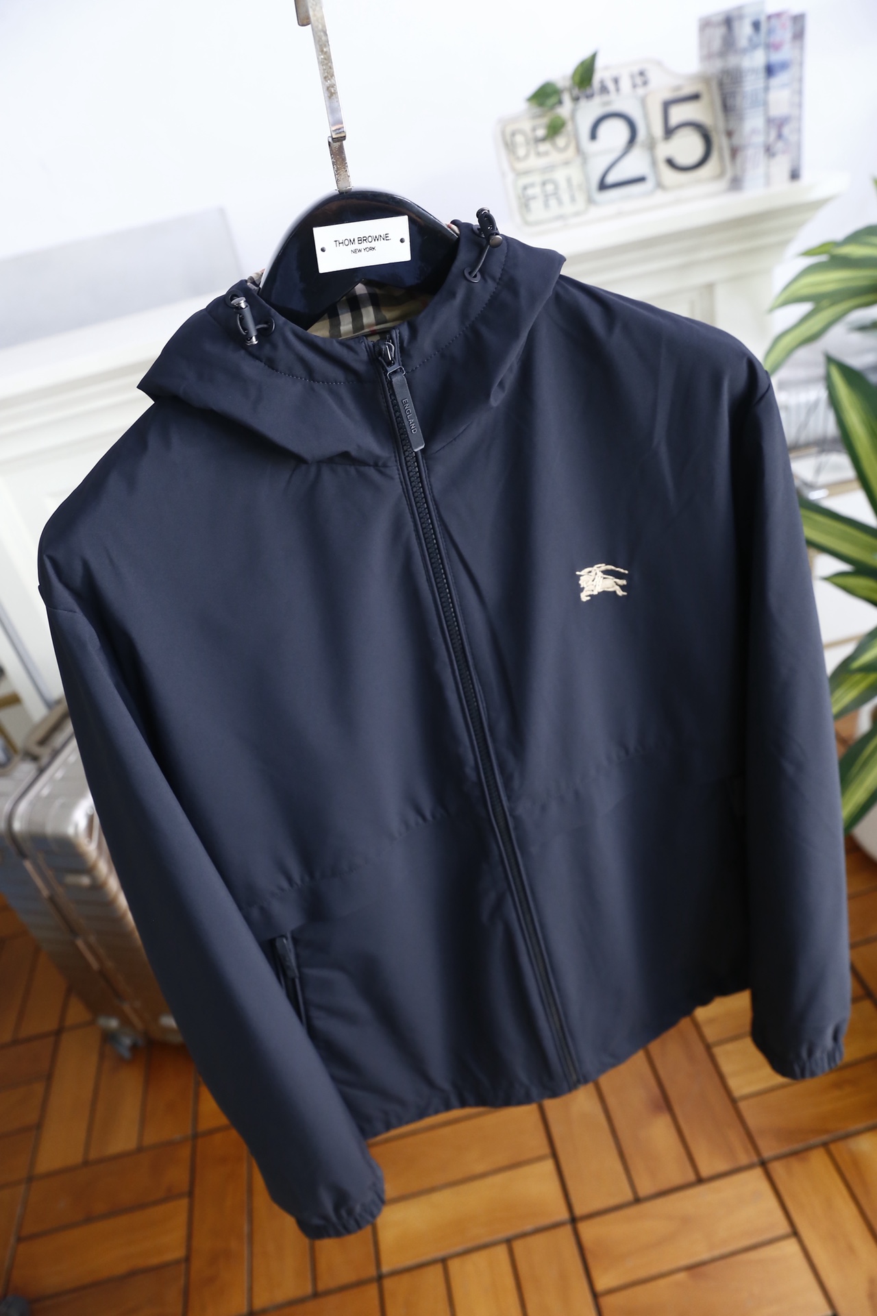 🔥巴宝丽/Burb*rry.25秋冬新品！时尚男士连帽薄棉外套选用高密聚酯纤维面料制成，内里填充薄棉层，