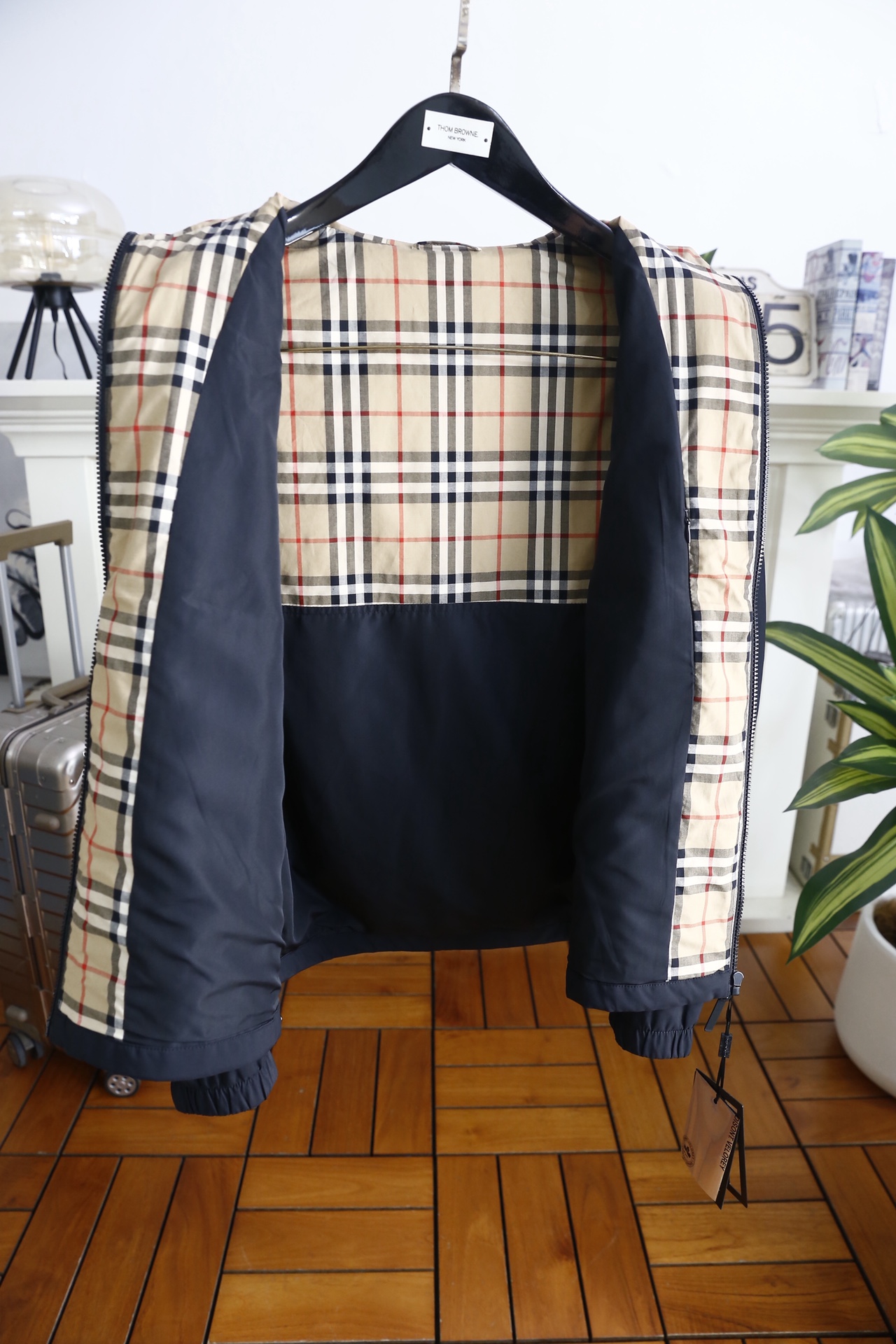 🔥巴宝丽/Burb*rry.25秋冬新品！时尚男士连帽薄棉外套选用高密聚酯纤维面料制成，内里填充薄棉层，