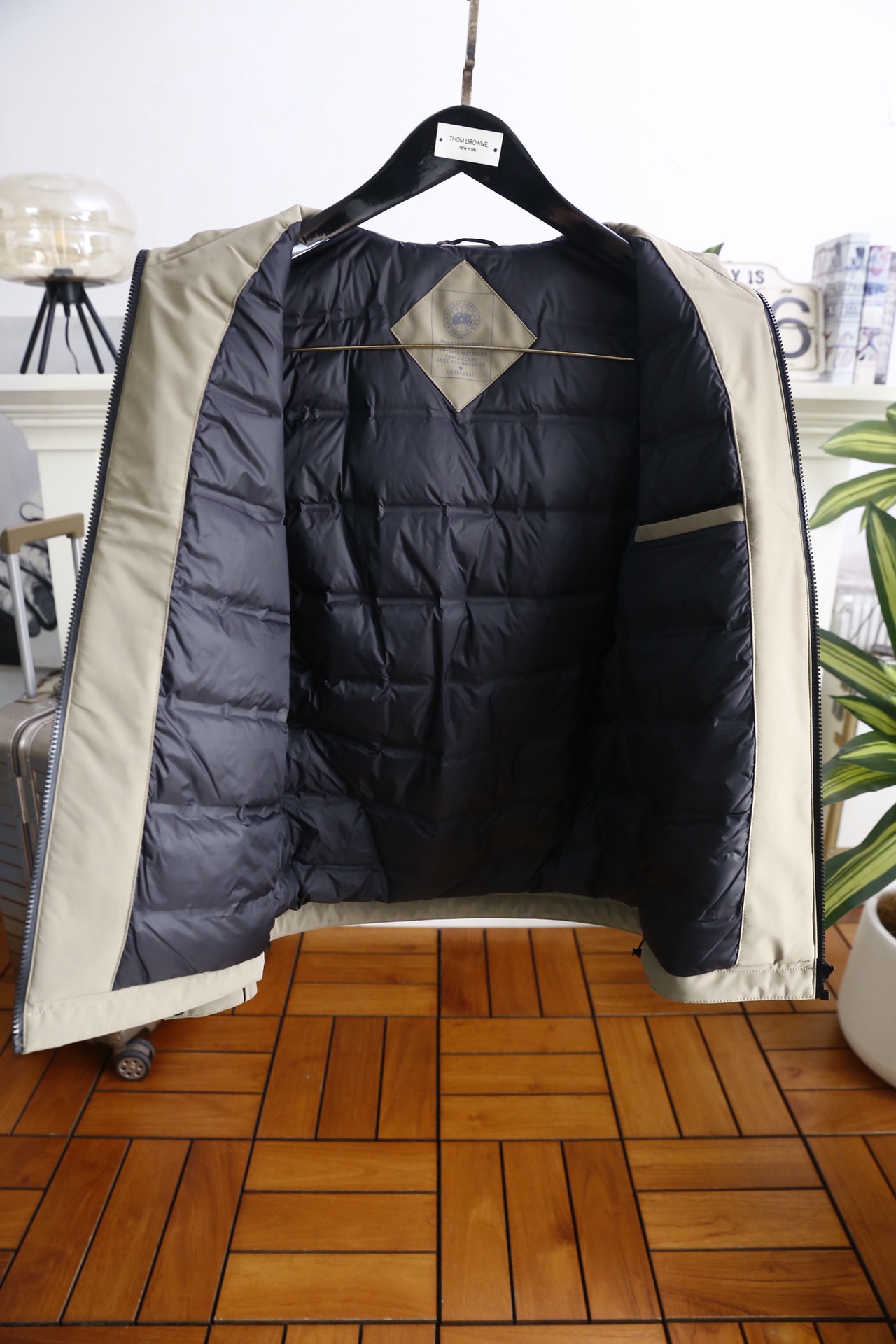 🔥加拿大鹅.25秋冬新品！时尚男士连帽羽绒服👍采用聚酯纤维面料制作，内里填充白鸭绒，兼具防风防水的面料特