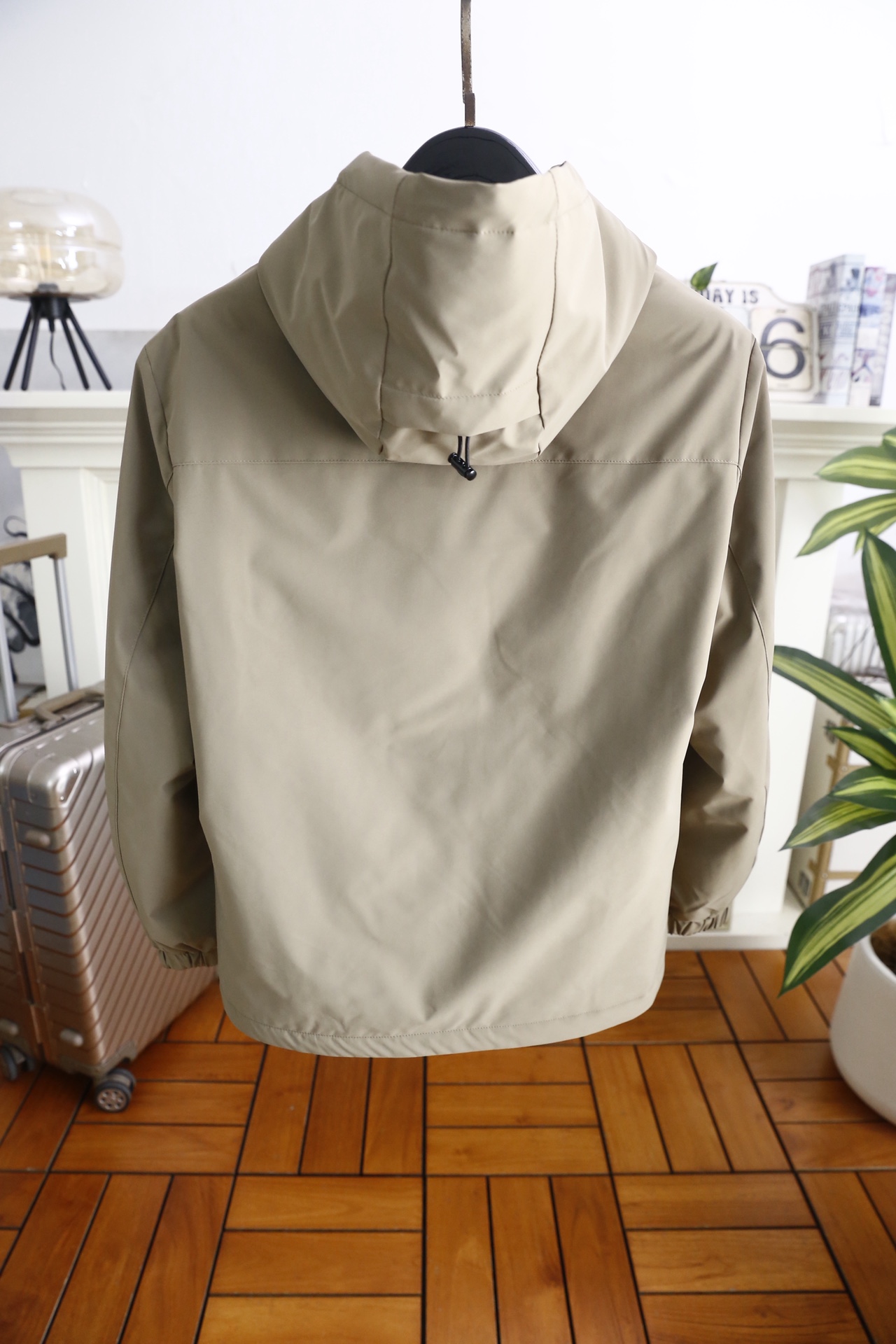 🔥加拿大鹅.25秋冬新品！时尚男士连帽羽绒服👍采用聚酯纤维面料制作，内里填充白鸭绒，兼具防风防水的面料特