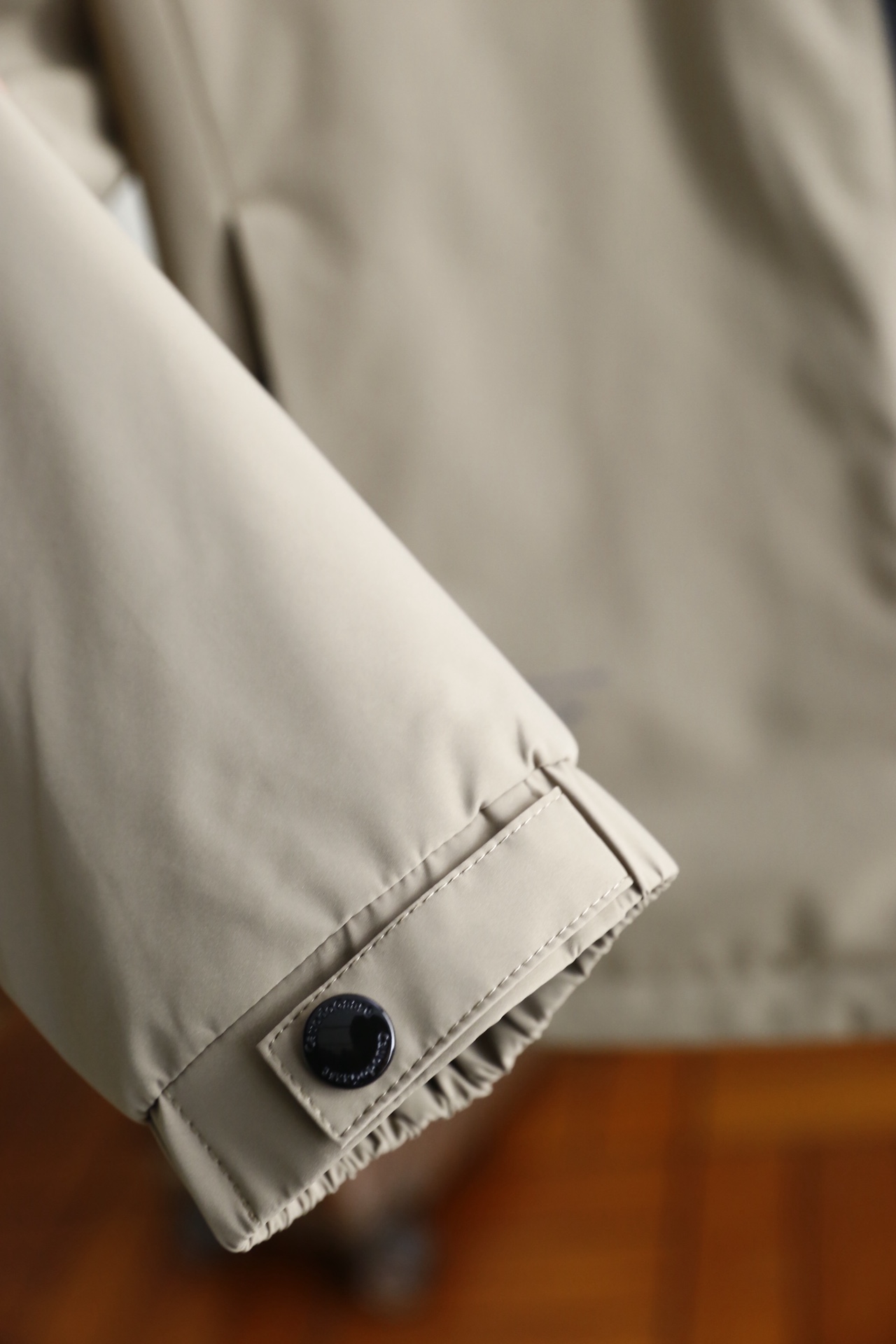 🔥加拿大鹅.25秋冬新品！时尚男士连帽羽绒服👍采用聚酯纤维面料制作，内里填充白鸭绒，兼具防风防水的面料特