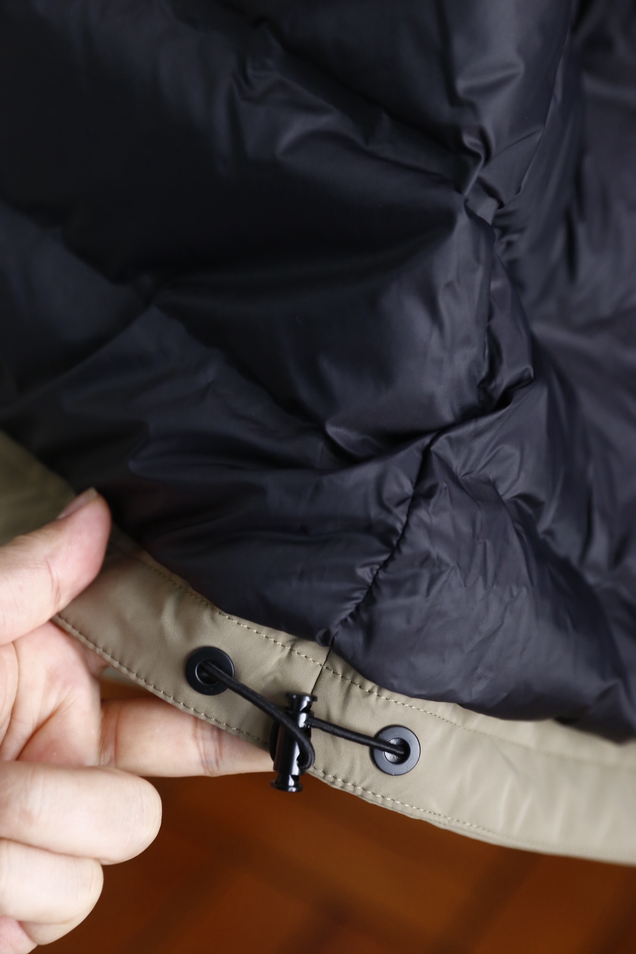 🔥加拿大鹅.25秋冬新品！时尚男士连帽羽绒服👍采用聚酯纤维面料制作，内里填充白鸭绒，兼具防风防水的面料特