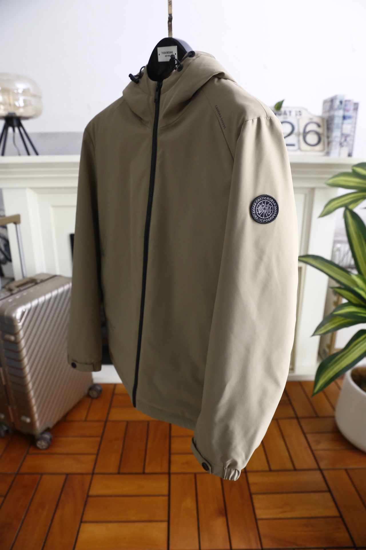 🔥加拿大鹅.25秋冬新品！时尚男士连帽羽绒服👍采用聚酯纤维面料制作，内里填充白鸭绒，兼具防风防水的面料特