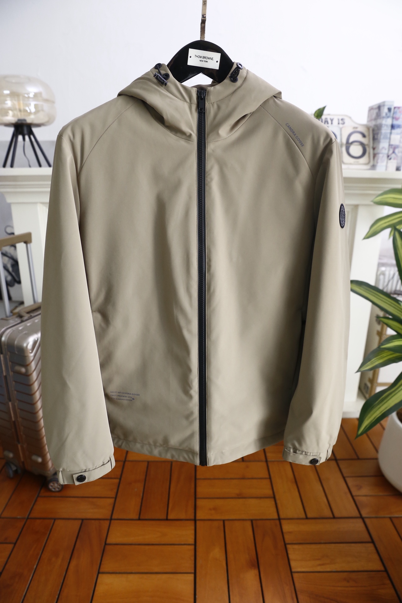 🔥加拿大鹅.25秋冬新品！时尚男士连帽羽绒服👍采用聚酯纤维面料制作，内里填充白鸭绒，兼具防风防水的面料特