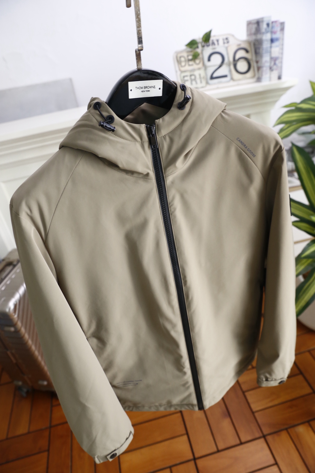 🔥加拿大鹅.25秋冬新品！时尚男士连帽羽绒服👍采用聚酯纤维面料制作，内里填充白鸭绒，兼具防风防水的面料特