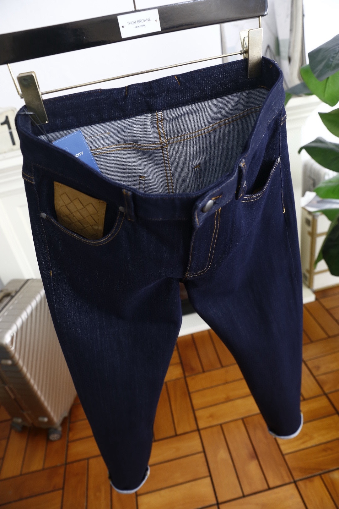 🔥葆蝶家/Bottega Veneta.2025秋季新款🆕时尚男士深蓝色牛仔裤，采用质感浓郁的藏蓝色牛仔