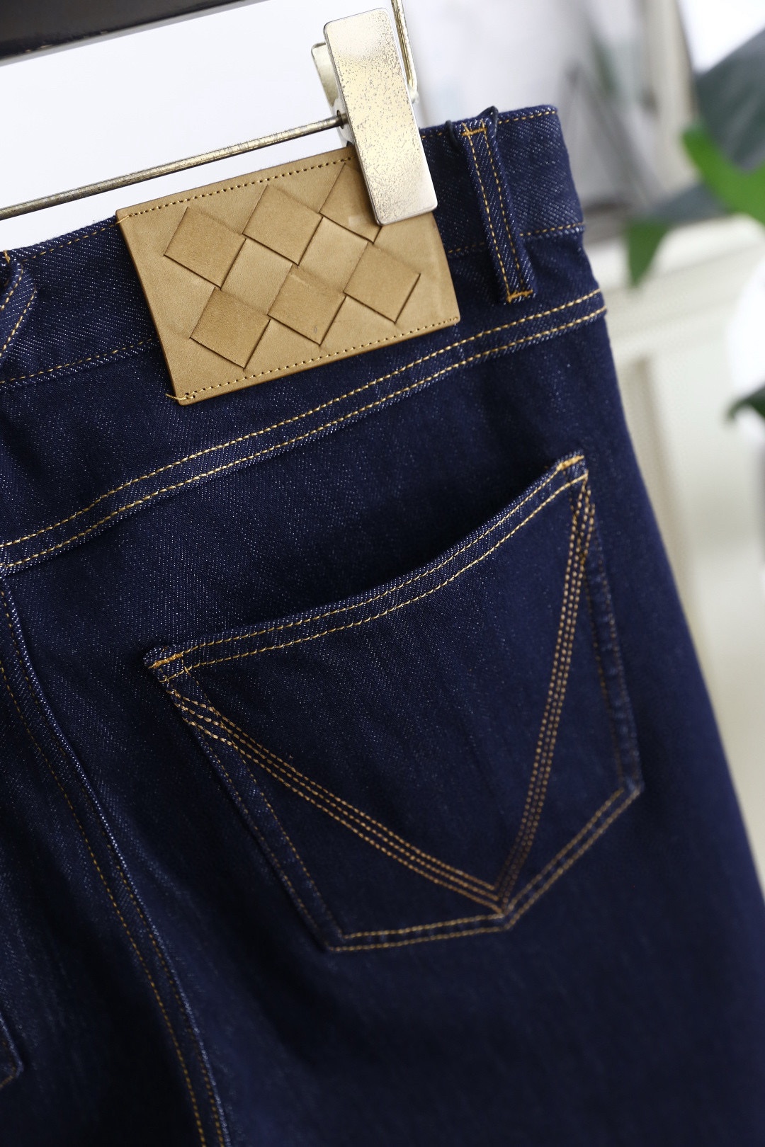 🔥葆蝶家/Bottega Veneta.2025秋季新款🆕时尚男士深蓝色牛仔裤，采用质感浓郁的藏蓝色牛仔