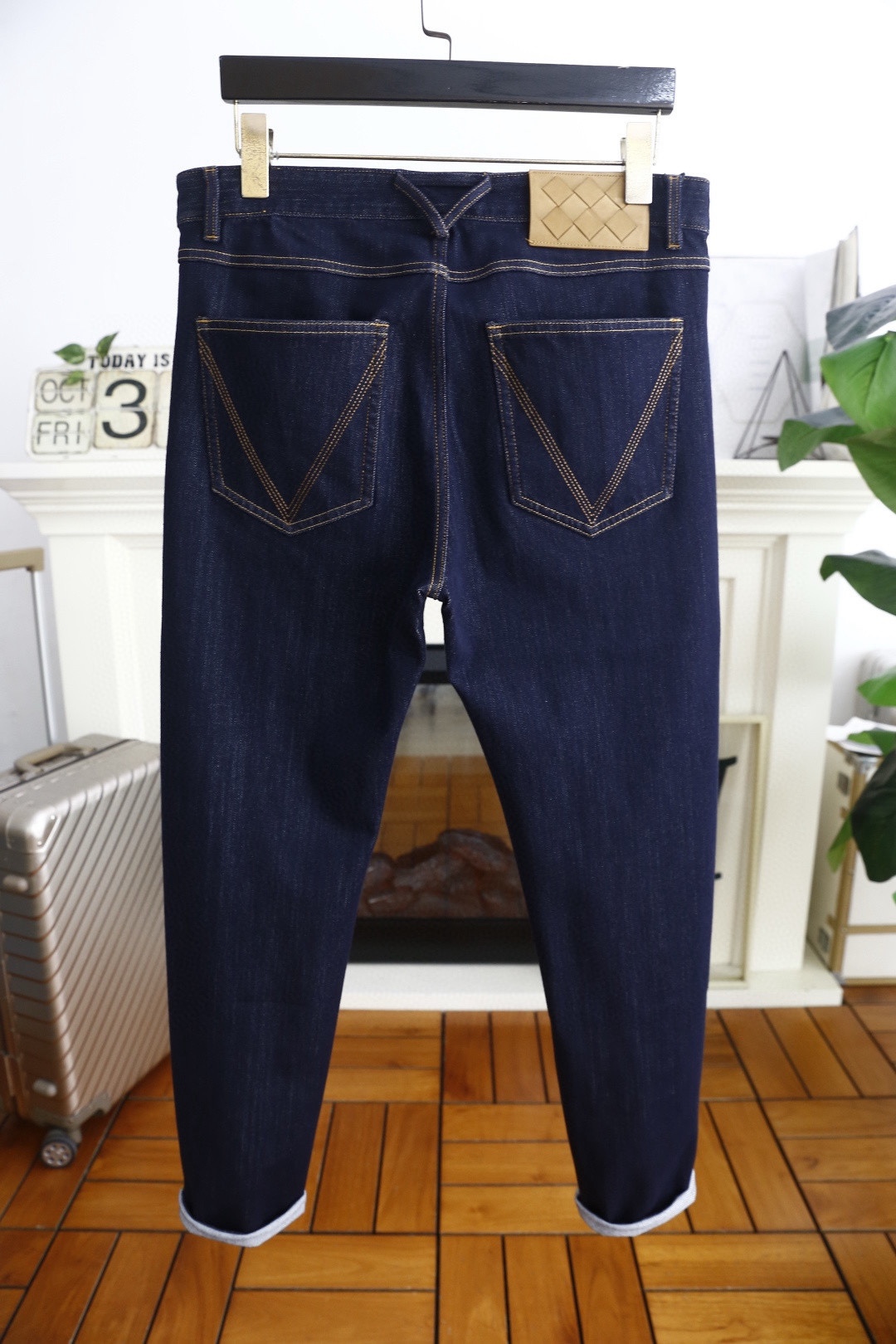 🔥葆蝶家/Bottega Veneta.2025秋季新款🆕时尚男士深蓝色牛仔裤，采用质感浓郁的藏蓝色牛仔