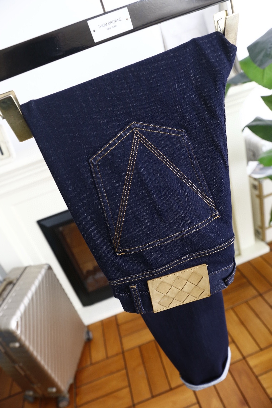 🔥葆蝶家/Bottega Veneta.2025秋季新款🆕时尚男士深蓝色牛仔裤，采用质感浓郁的藏蓝色牛仔