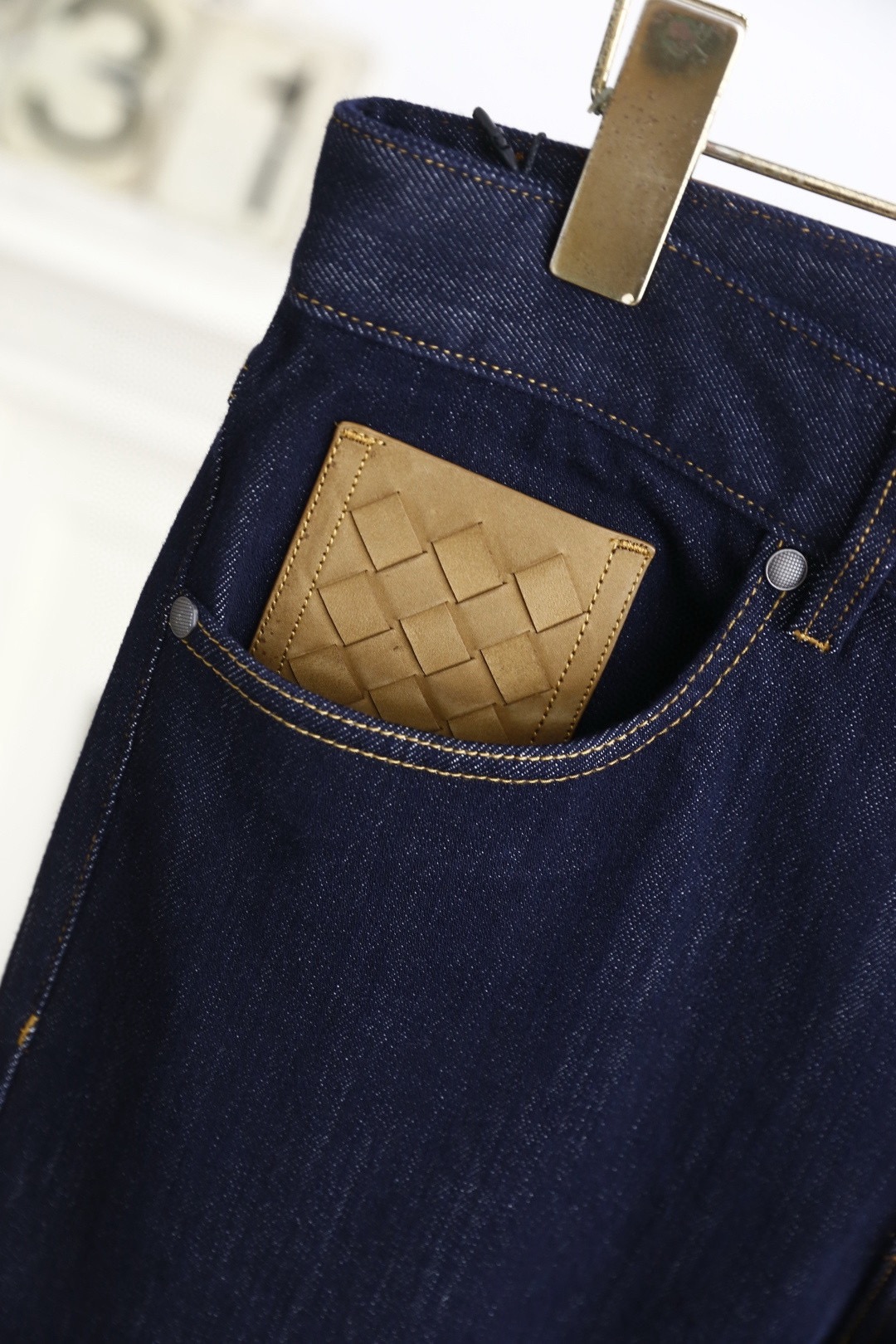 🔥葆蝶家/Bottega Veneta.2025秋季新款🆕时尚男士深蓝色牛仔裤，采用质感浓郁的藏蓝色牛仔