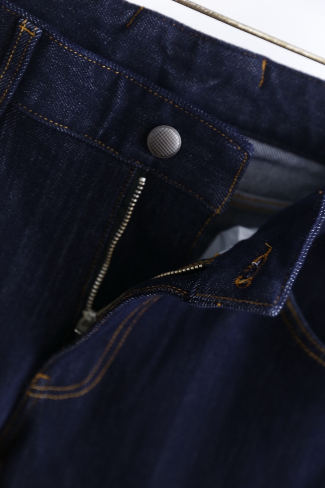 🔥葆蝶家/Bottega Veneta.2025秋季新款🆕时尚男士深蓝色牛仔裤，采用质感浓郁的藏蓝色牛仔