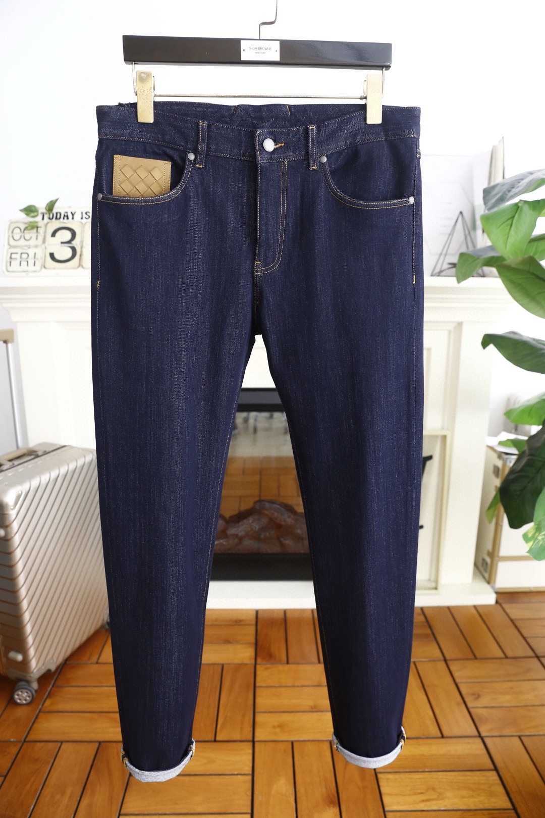 🔥葆蝶家/Bottega Veneta.2025秋季新款🆕时尚男士深蓝色牛仔裤，采用质感浓郁的藏蓝色牛仔