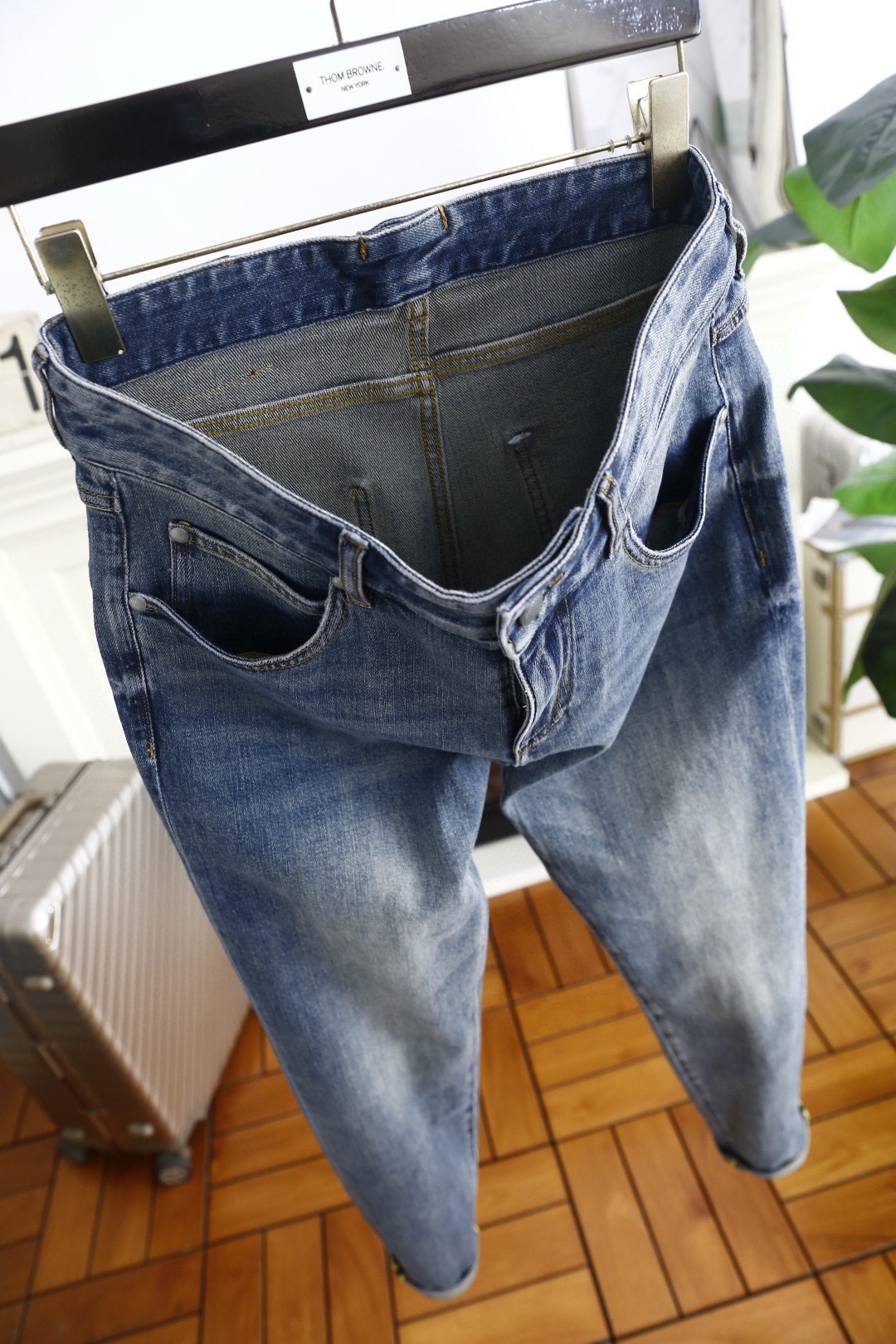 🔥葆蝶家/Bottega Veneta.2025秋季新款🆕时尚男士百搭浅蓝色水洗牛仔裤，采用做旧磨白的浅