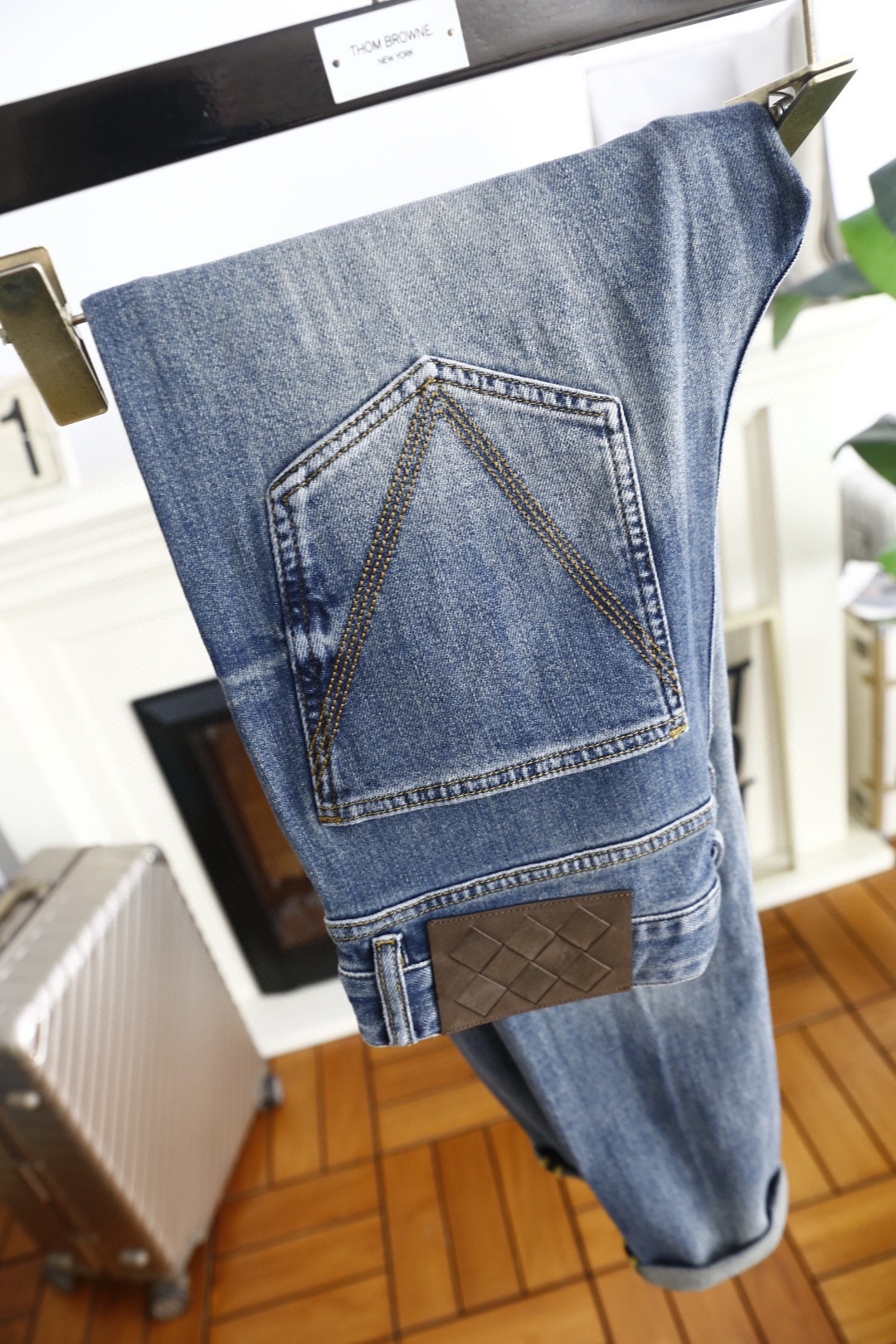 🔥葆蝶家/Bottega Veneta.2025秋季新款🆕时尚男士百搭浅蓝色水洗牛仔裤，采用做旧磨白的浅