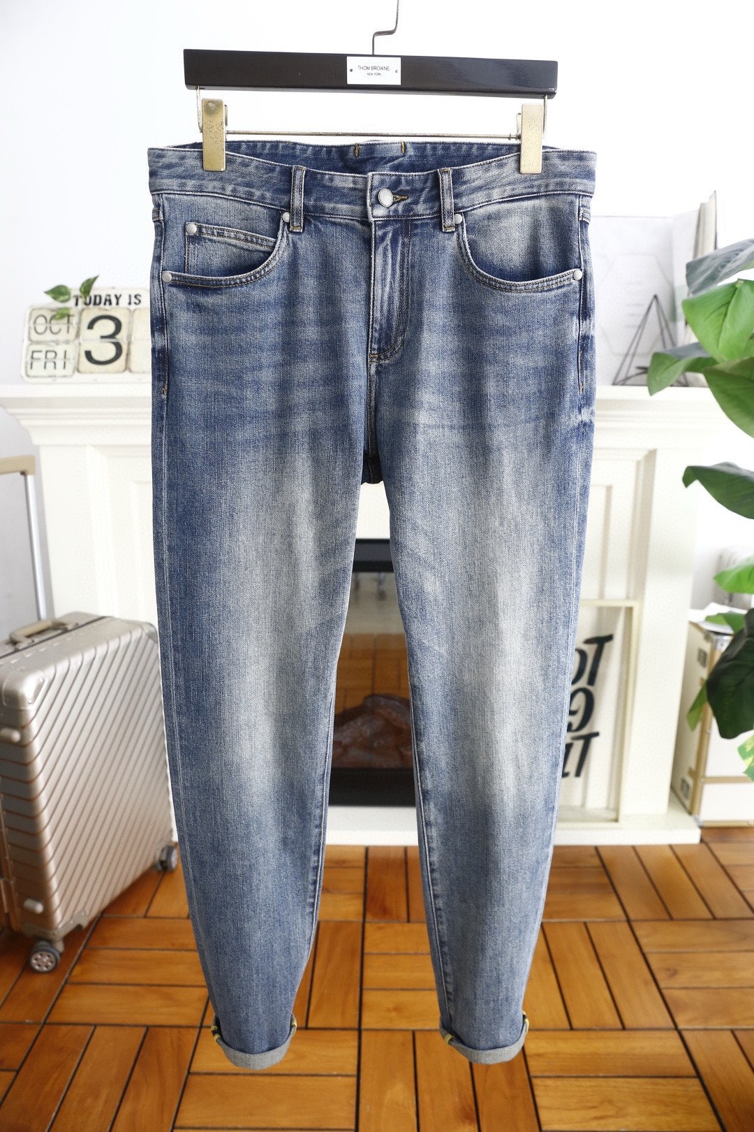 🔥葆蝶家/Bottega Veneta.2025秋季新款🆕时尚男士百搭浅蓝色水洗牛仔裤，采用做旧磨白的浅