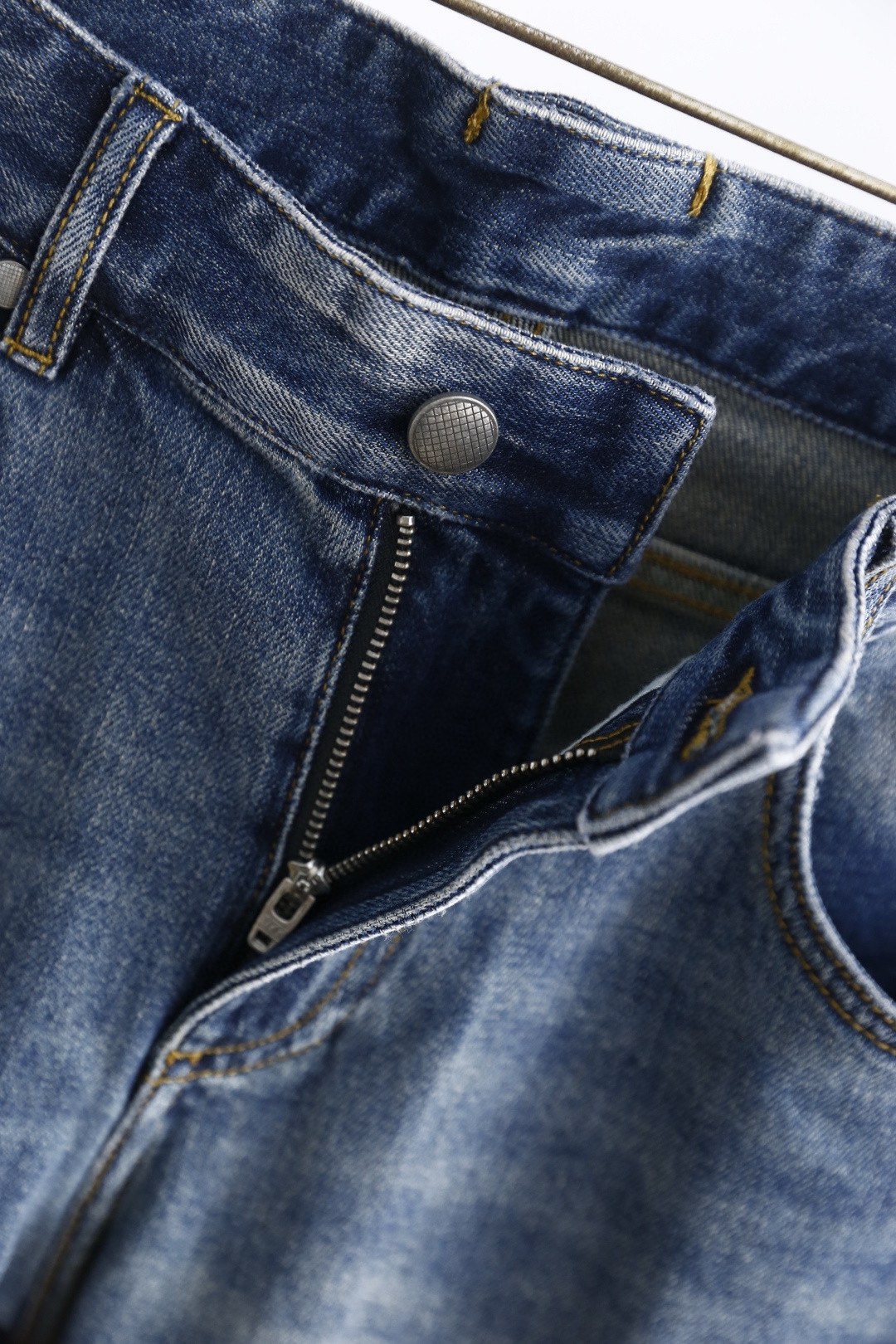 🔥葆蝶家/Bottega Veneta.2025秋季新款🆕时尚男士百搭浅蓝色水洗牛仔裤，采用做旧磨白的浅