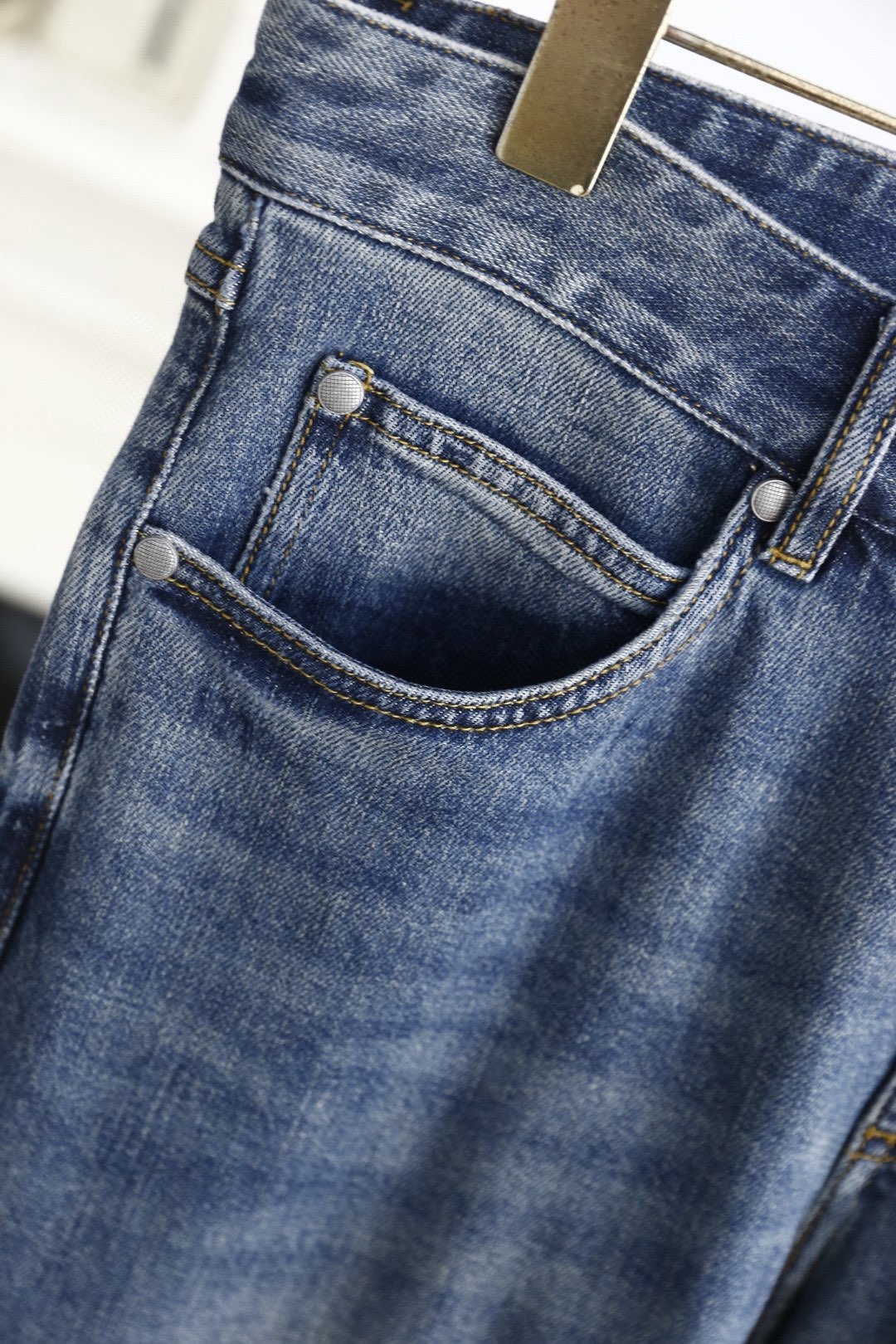 🔥葆蝶家/Bottega Veneta.2025秋季新款🆕时尚男士百搭浅蓝色水洗牛仔裤，采用做旧磨白的浅