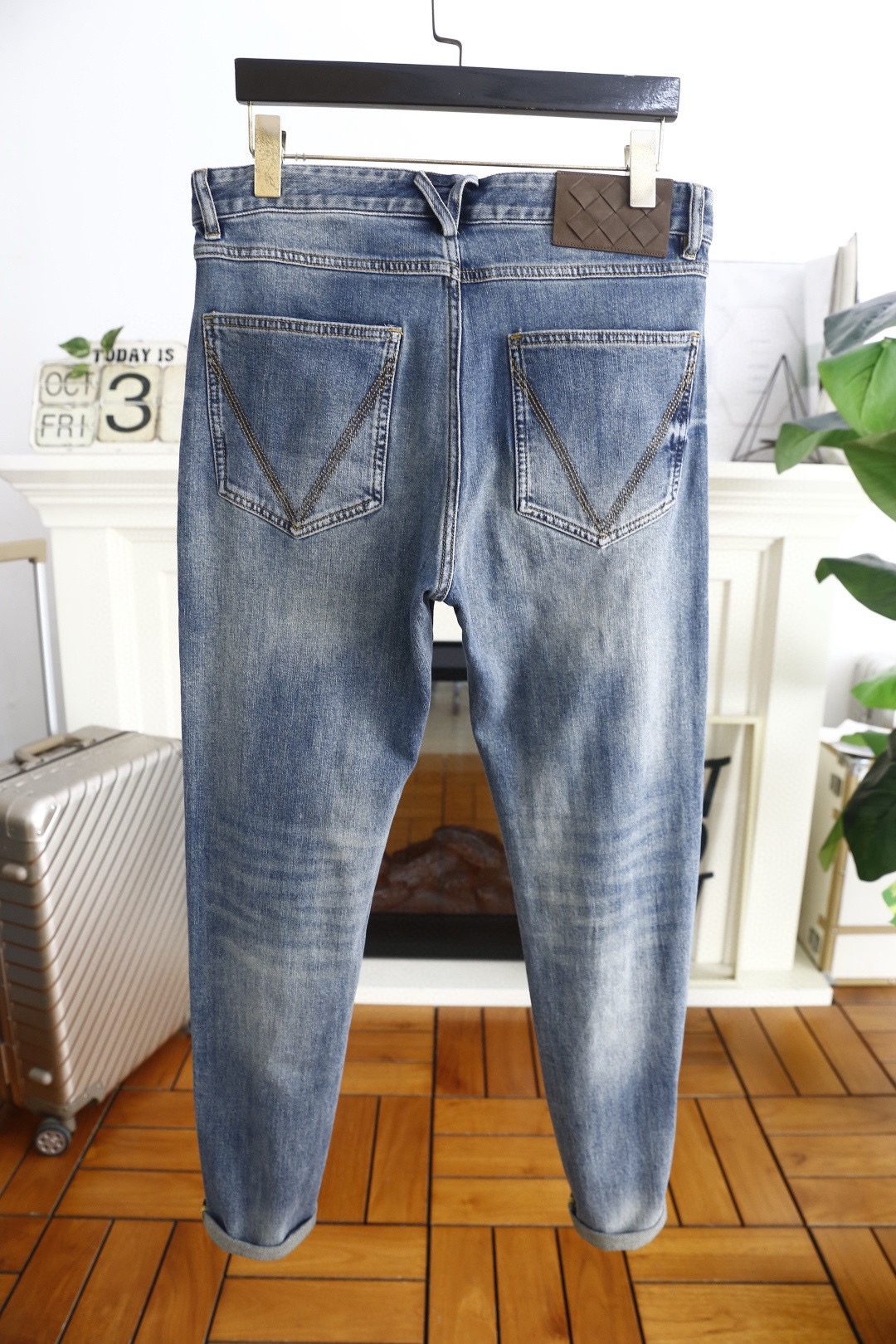 🔥葆蝶家/Bottega Veneta.2025秋季新款🆕时尚男士百搭浅蓝色水洗牛仔裤，采用做旧磨白的浅