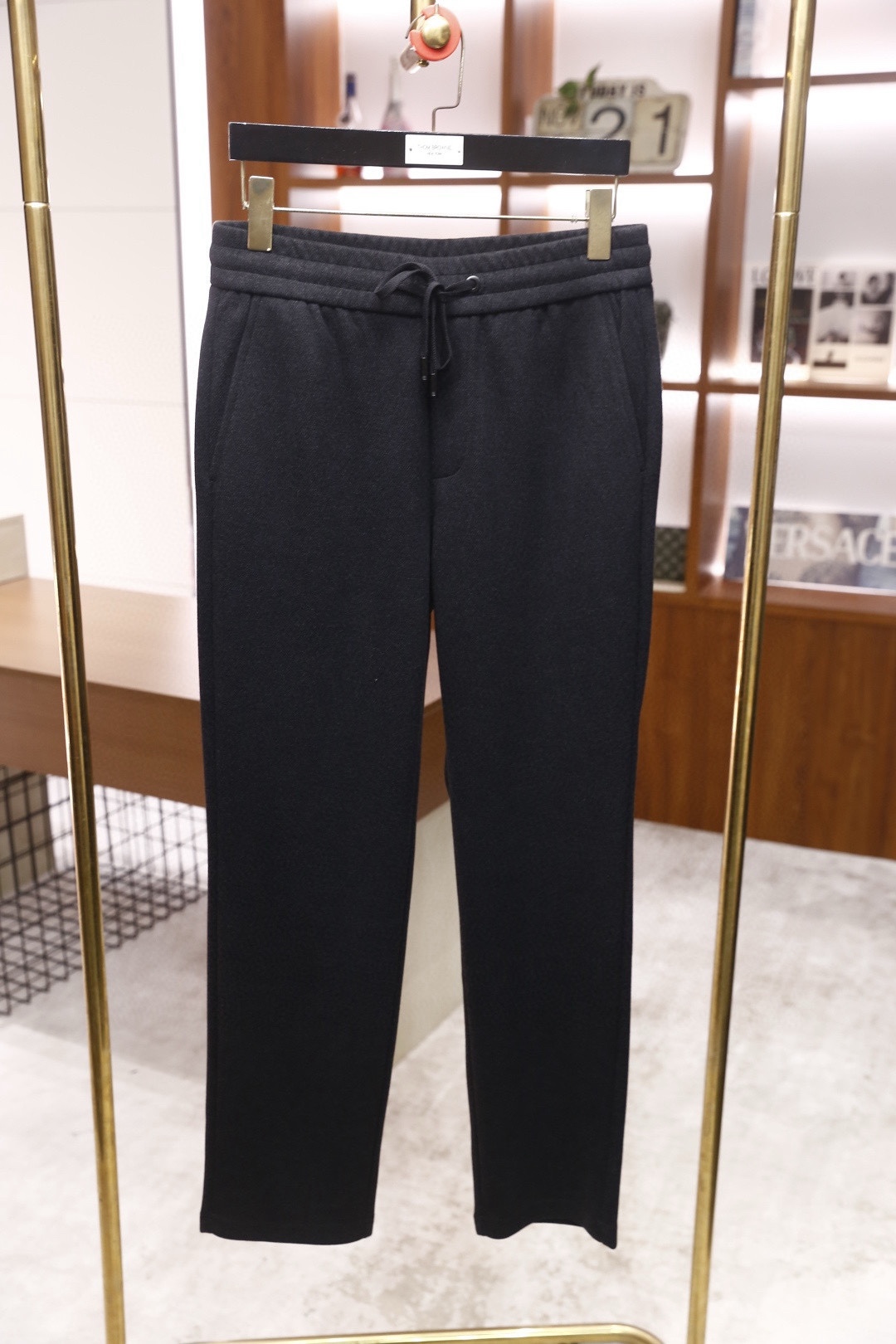 🔥lP🆕.25秋冬新品！时尚男士休闲运动裤，属于轻奢男装系列，以简约设计与舒适质感为核心特点👍裤子采用柔