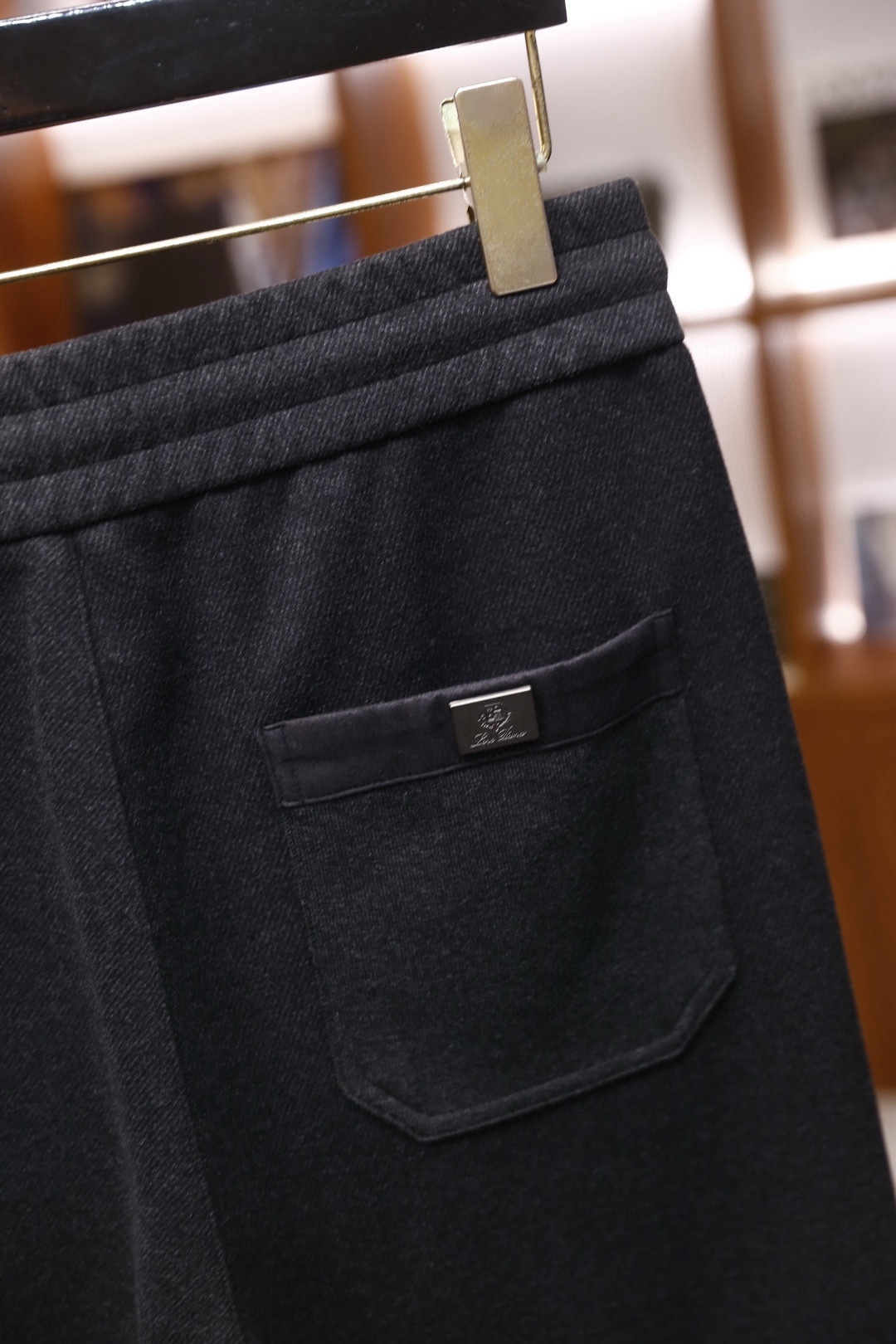 🔥lP🆕.25秋冬新品！时尚男士休闲运动裤，属于轻奢男装系列，以简约设计与舒适质感为核心特点👍裤子采用柔