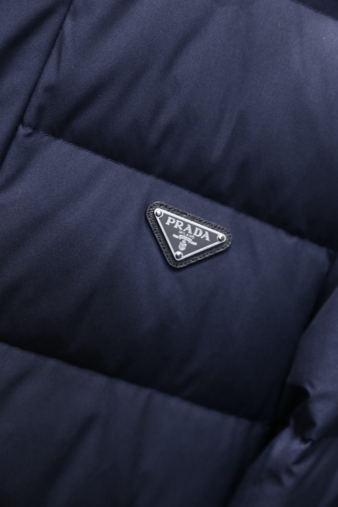 🔥普拉达/Pr*da.2025秋冬系列！经典连帽男士羽绒服👍采用再生尼龙连帽羽绒夹克采用Oversize