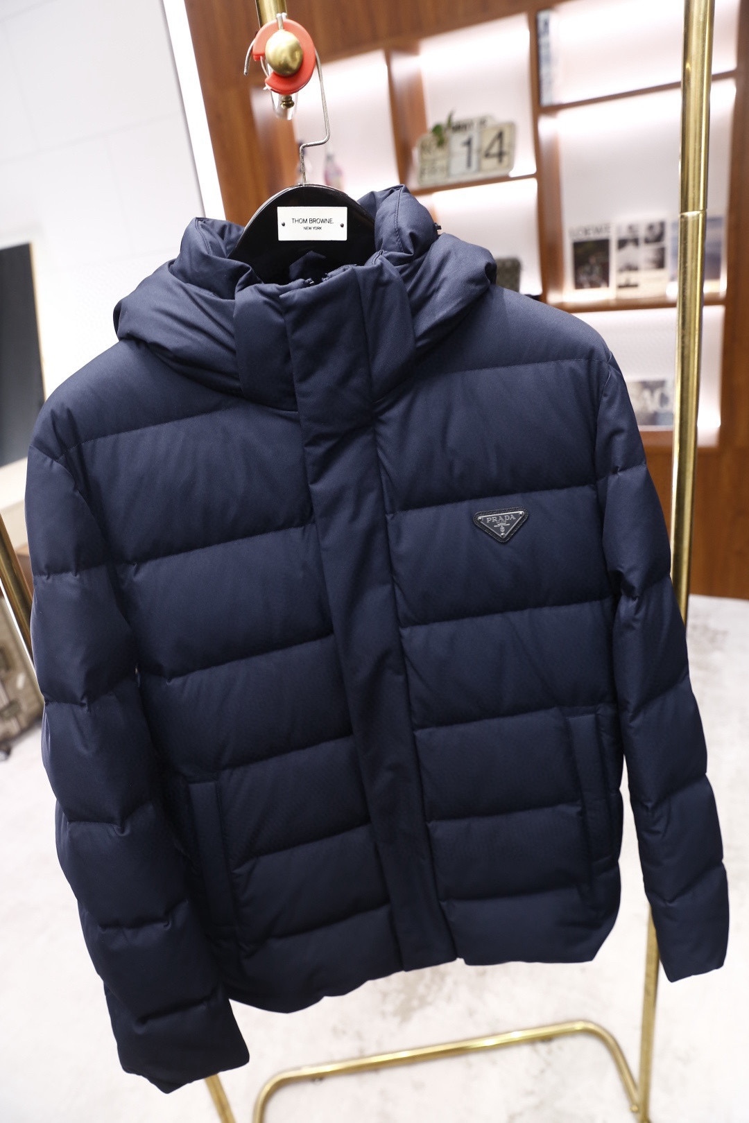 🔥普拉达/Pr*da.2025秋冬系列！经典连帽男士羽绒服👍采用再生尼龙连帽羽绒夹克采用Oversize