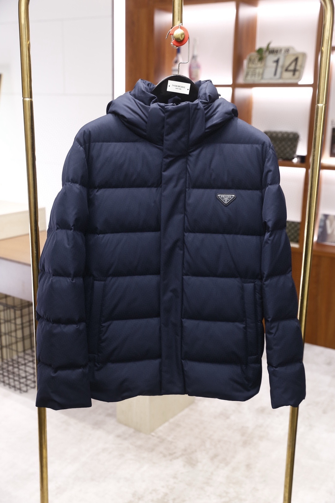 🔥普拉达/Pr*da.2025秋冬系列！经典连帽男士羽绒服👍采用再生尼龙连帽羽绒夹克采用Oversize