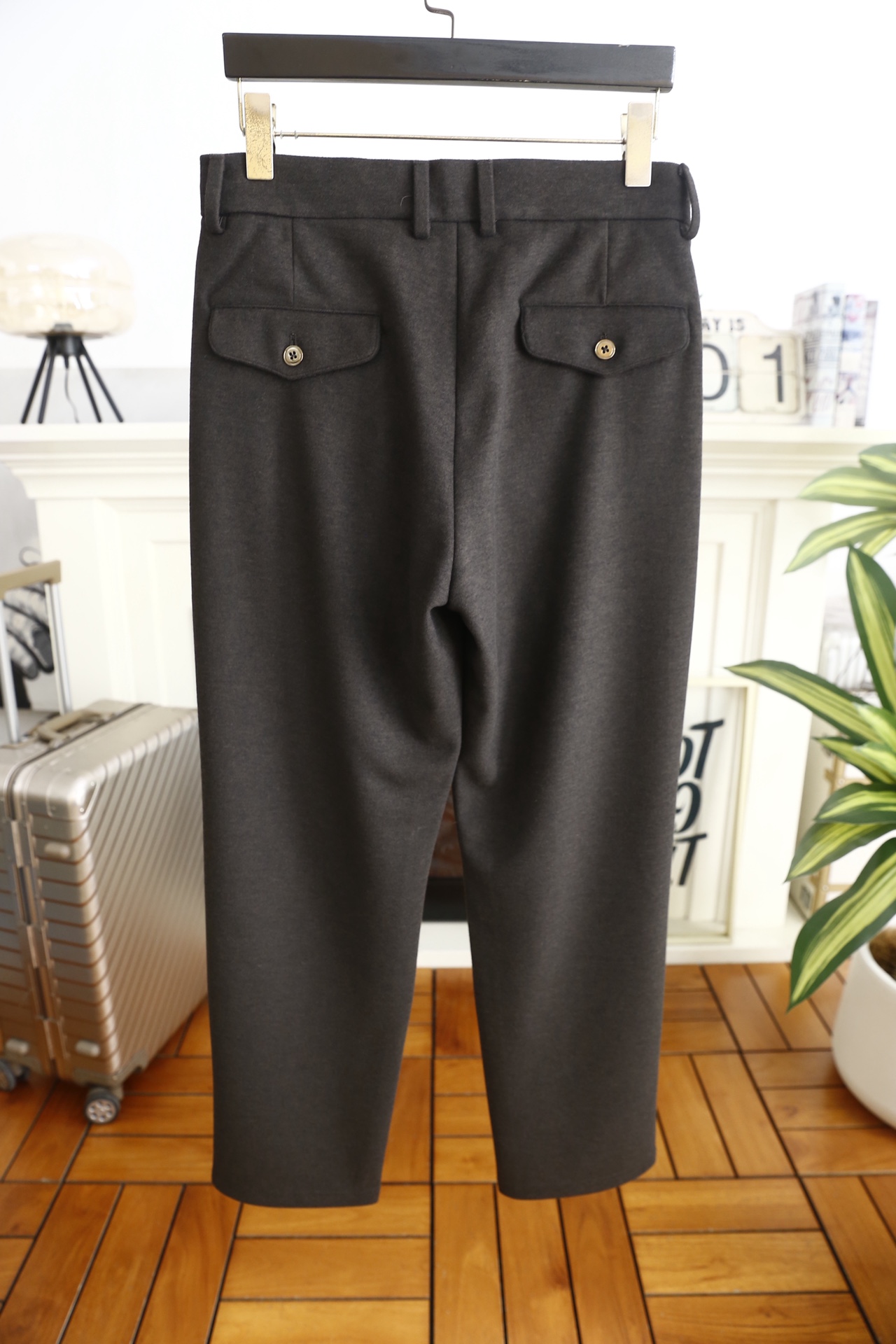 🔥杰尼亚.25秋冬新品！时尚男士休闲西裤，选用舒适保暖面料，触感软糯且垂坠感极佳，抗皱性强，久穿不易变形