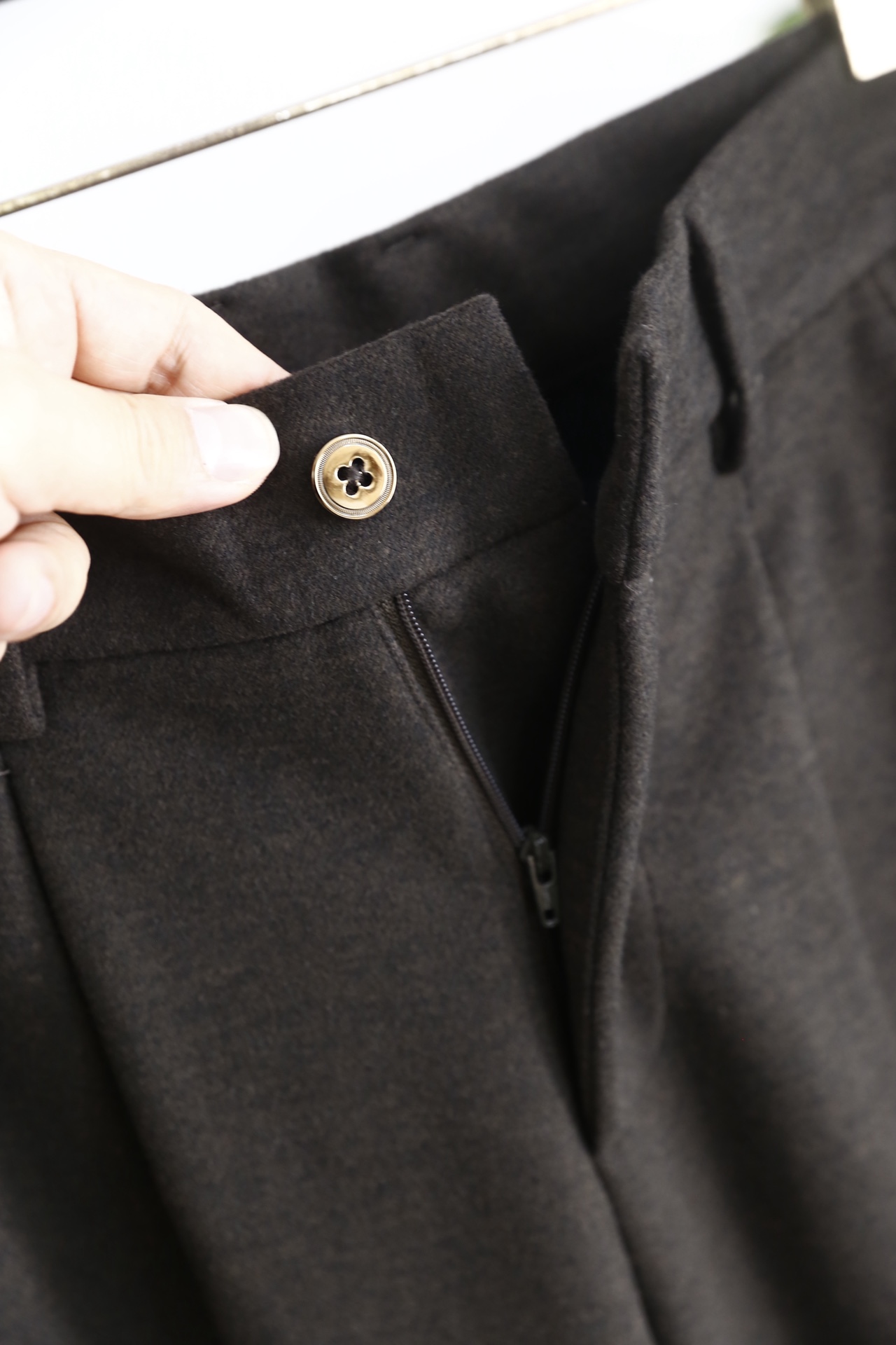 🔥杰尼亚.25秋冬新品！时尚男士休闲西裤，选用舒适保暖面料，触感软糯且垂坠感极佳，抗皱性强，久穿不易变形