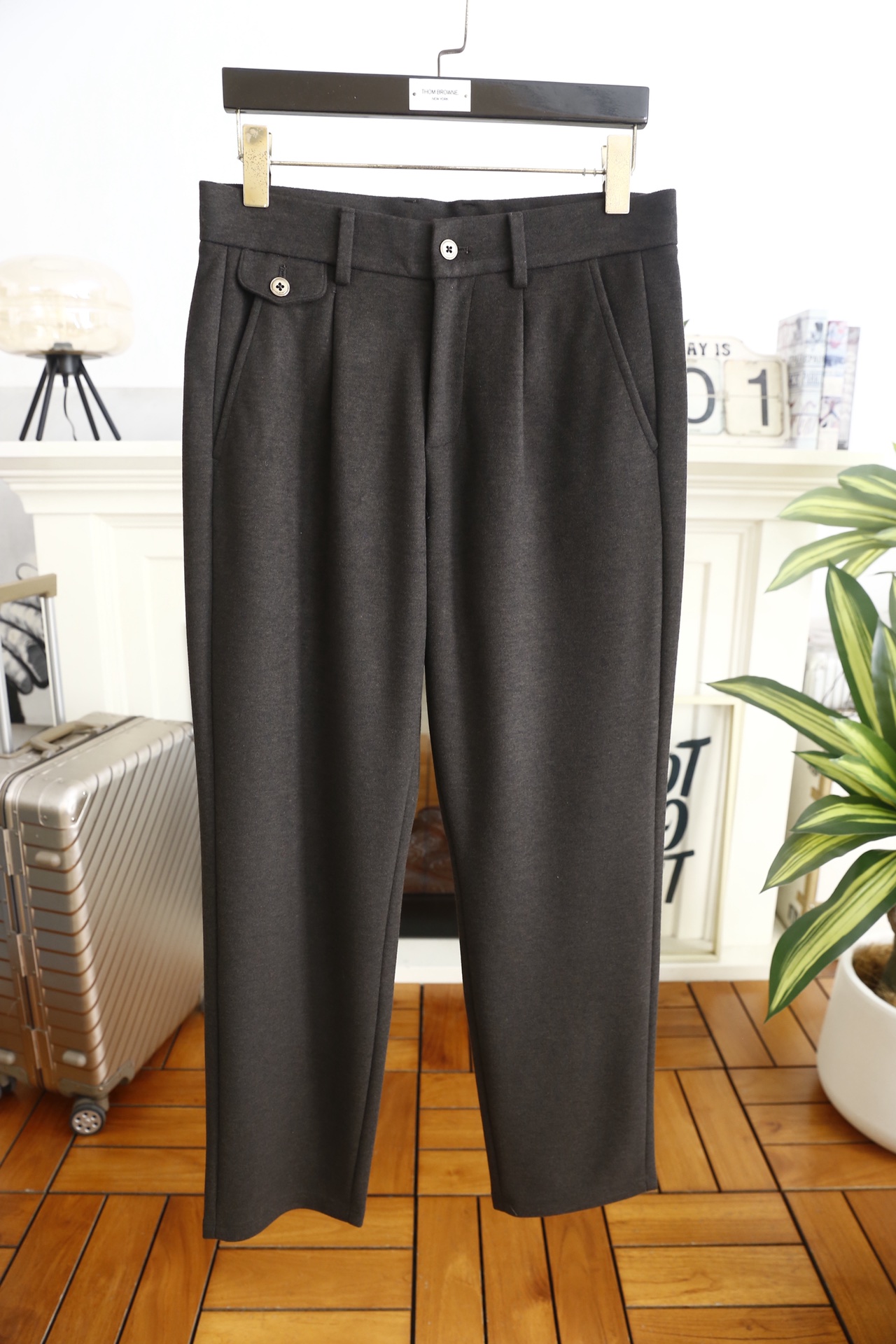 🔥杰尼亚.25秋冬新品！时尚男士休闲西裤，选用舒适保暖面料，触感软糯且垂坠感极佳，抗皱性强，久穿不易变形