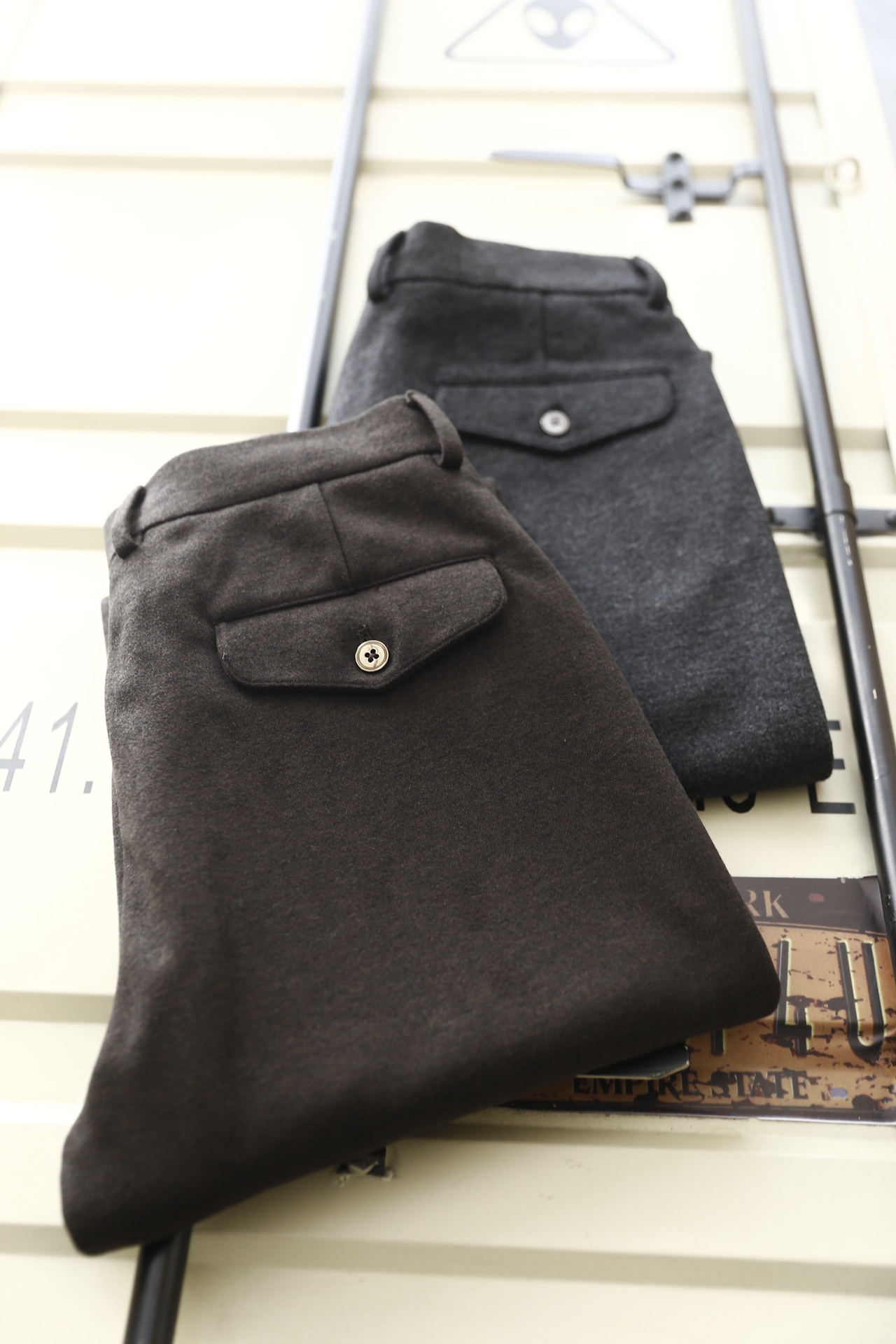 🔥杰尼亚.25秋冬新品！时尚男士休闲西裤，选用舒适保暖面料，触感软糯且垂坠感极佳，抗皱性强，久穿不易变形