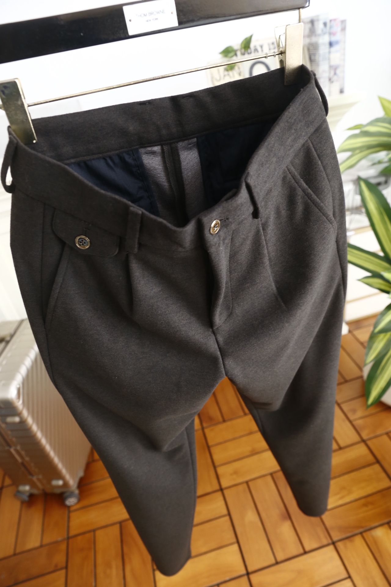 🔥杰尼亚.25秋冬新品！时尚男士休闲西裤，选用舒适保暖面料，触感软糯且垂坠感极佳，抗皱性强，久穿不易变形