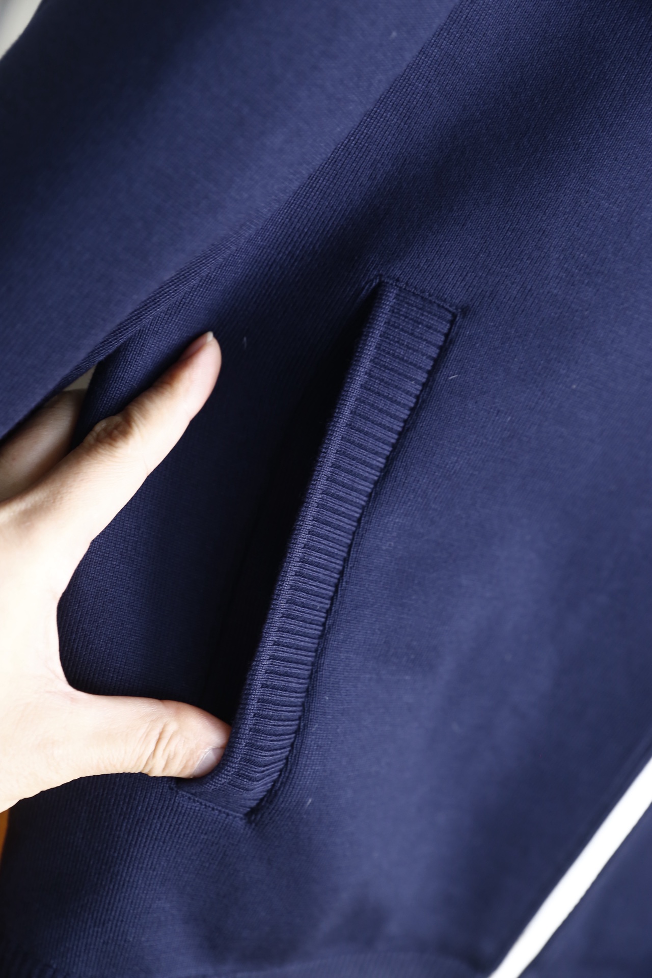 🔥古驰/Gu*ci.25秋冬新品！时尚男士百搭羽绒夹克👍触感柔软亲肤且富有弹性；内里关键部位填充90绒轻