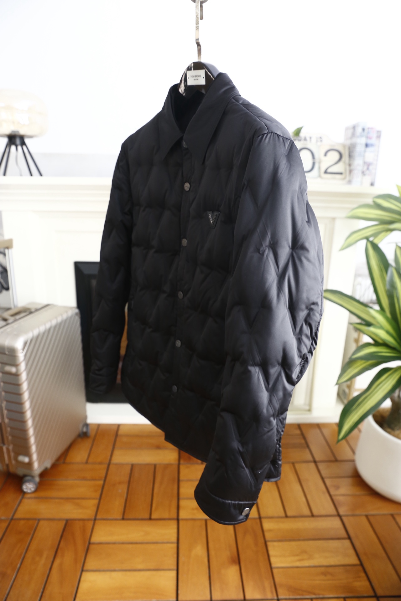 🔥华伦天奴.25秋冬新品男士翻领羽绒衬衫外套，外层采用高密哑光尼龙面料，防泼水抗风且质感高级；内里填充9