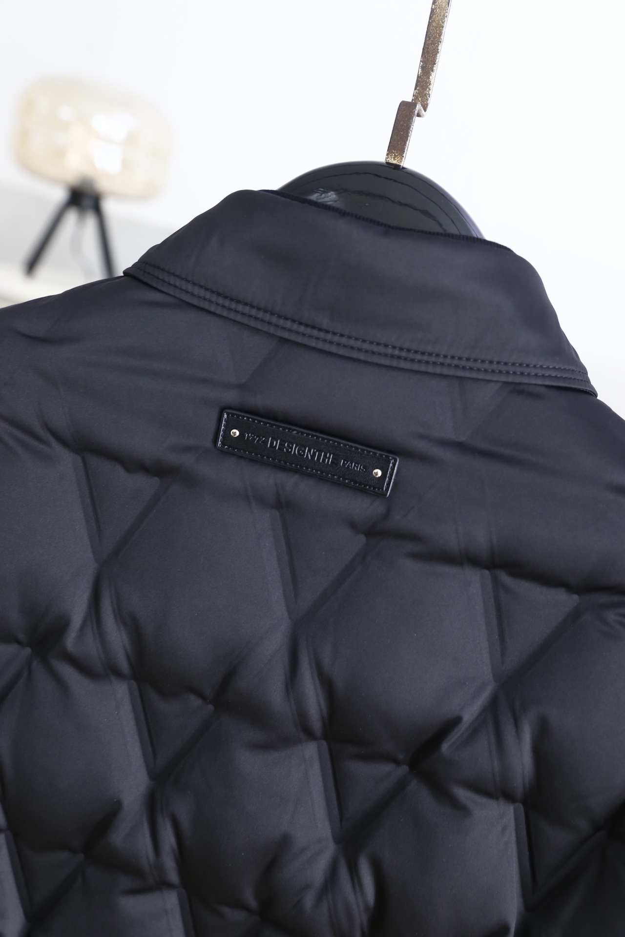 🔥华伦天奴.25秋冬新品男士翻领羽绒衬衫外套，外层采用高密哑光尼龙面料，防泼水抗风且质感高级；内里填充9