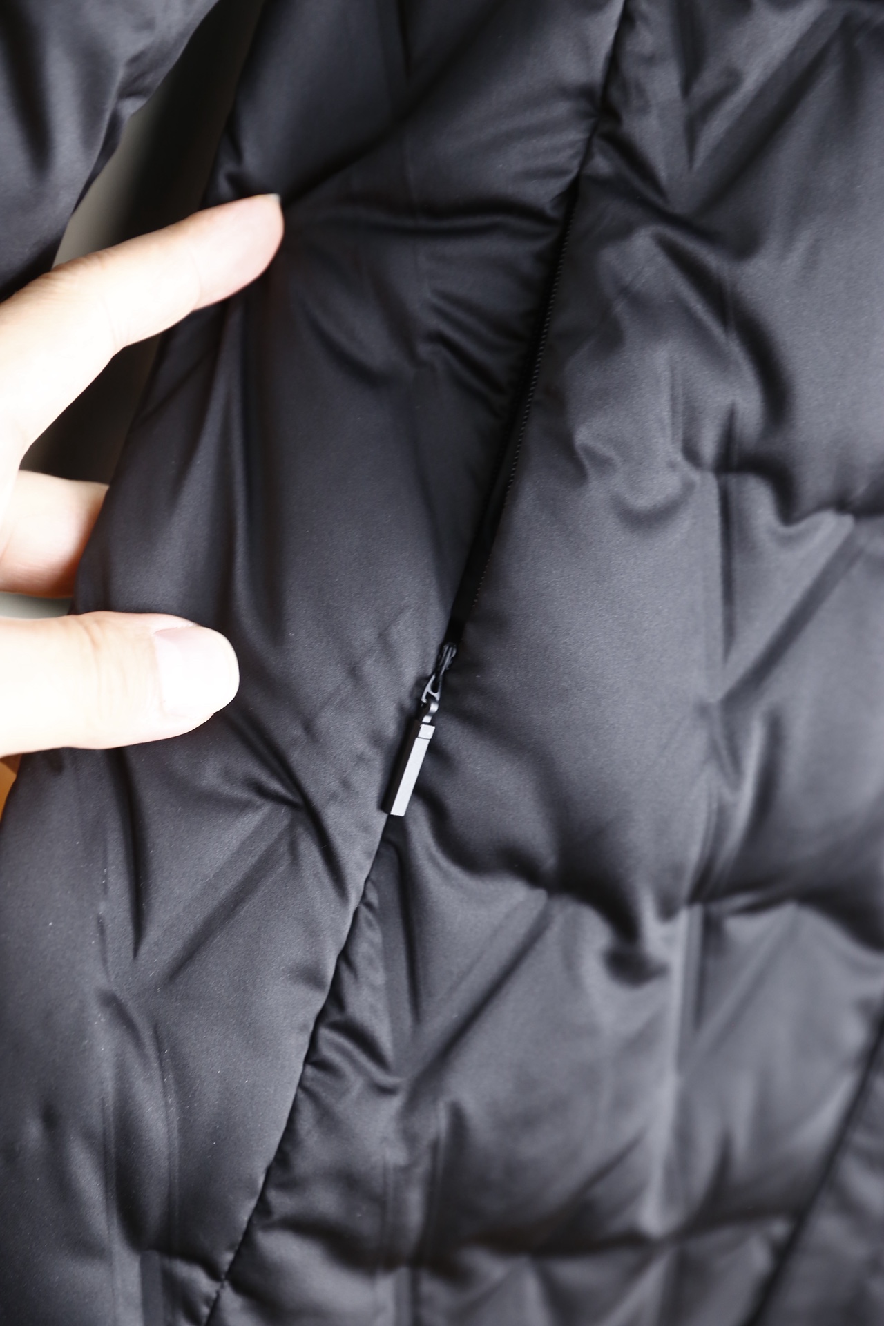 🔥华伦天奴.25秋冬新品男士翻领羽绒衬衫外套，外层采用高密哑光尼龙面料，防泼水抗风且质感高级；内里填充9