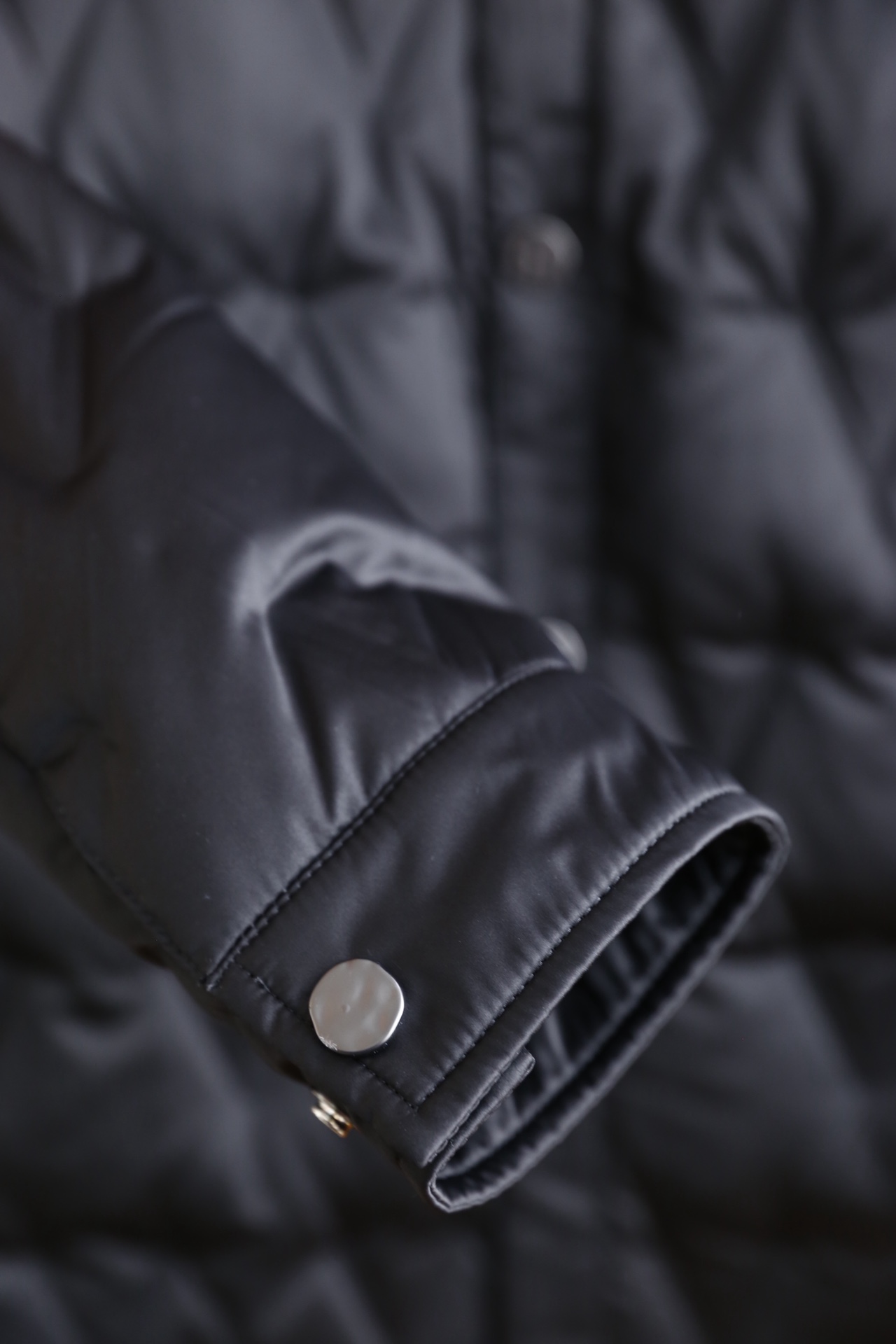 🔥华伦天奴.25秋冬新品男士翻领羽绒衬衫外套，外层采用高密哑光尼龙面料，防泼水抗风且质感高级；内里填充9