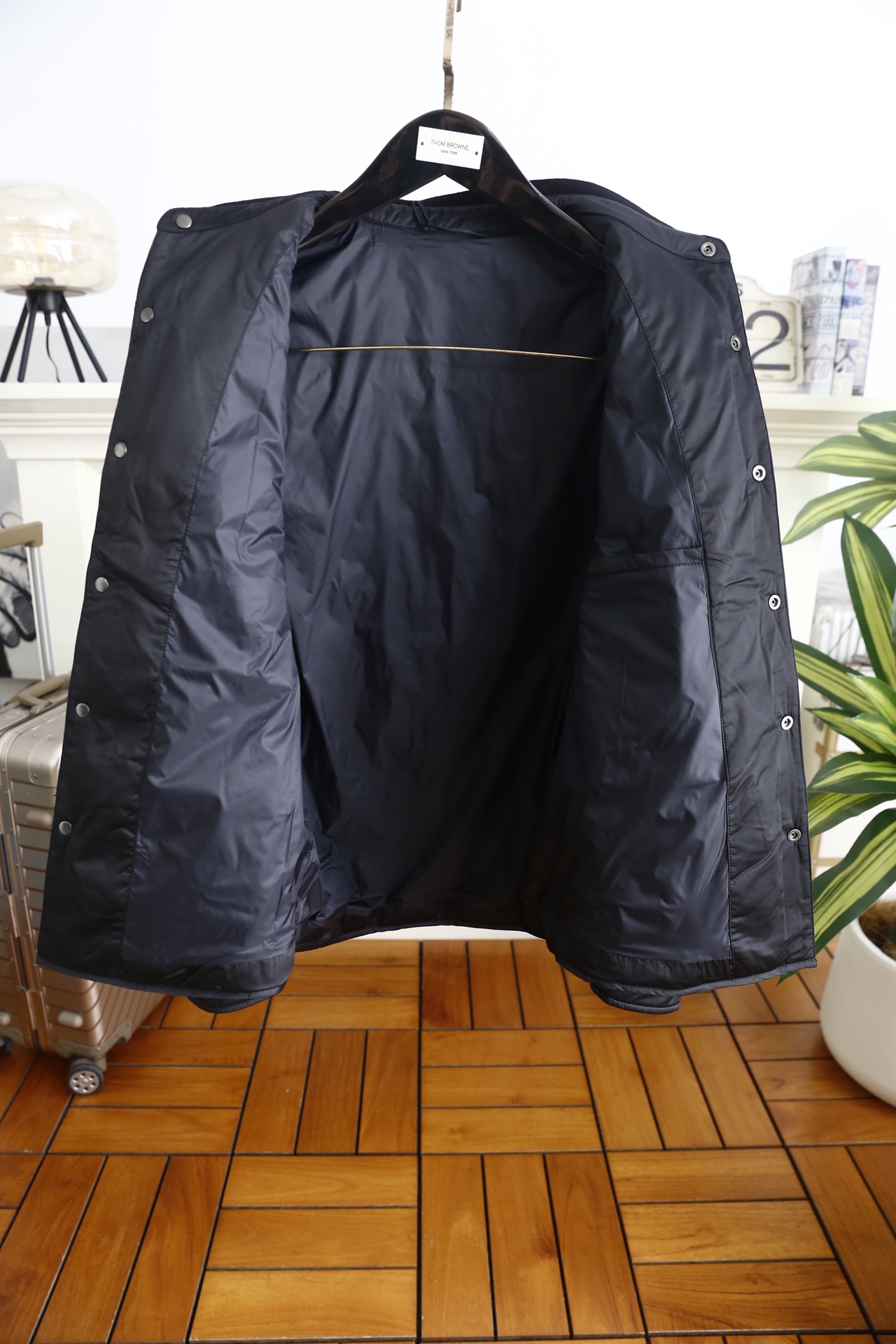 🔥华伦天奴.25秋冬新品男士翻领羽绒衬衫外套，外层采用高密哑光尼龙面料，防泼水抗风且质感高级；内里填充9