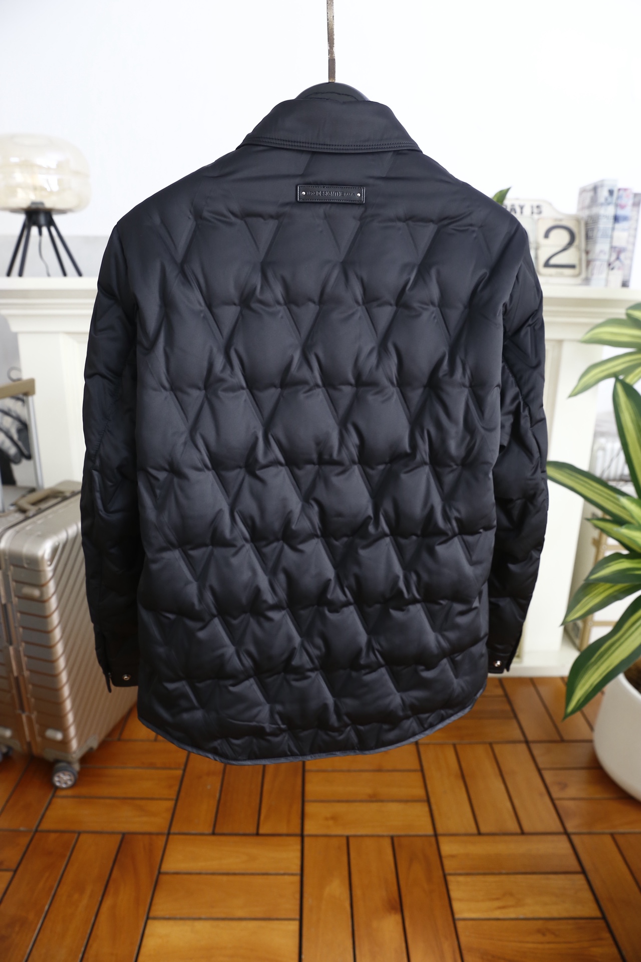 🔥华伦天奴.25秋冬新品男士翻领羽绒衬衫外套，外层采用高密哑光尼龙面料，防泼水抗风且质感高级；内里填充9